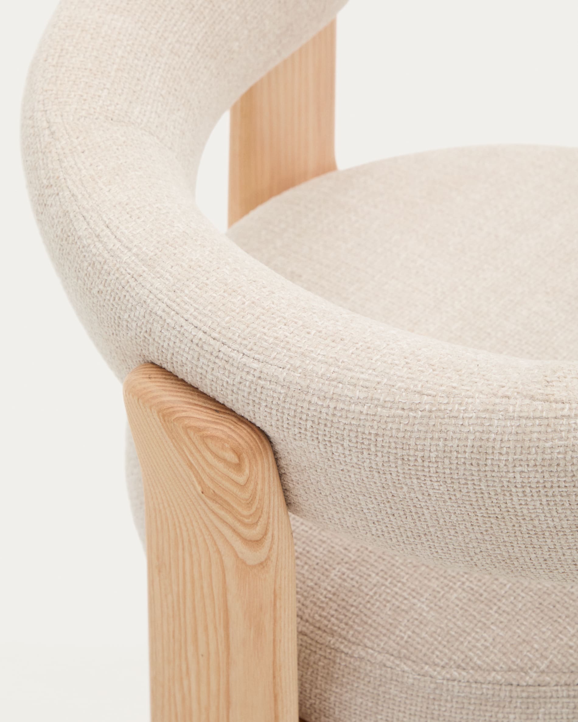 Moderner Stuhl mit 3 Beinen, beige Chenille-Polsterung, massives Eschenholz, natürliches Finish, FSC-zertifiziert, von Kave Home.