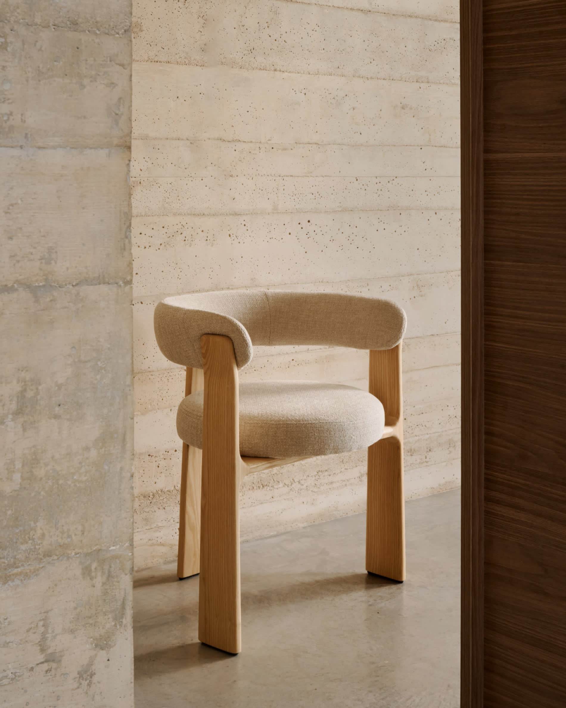 Eleganter 3-beiniger Stuhl mit beiger Chenille-Polsterung, aus massivem Eschenholz mit natürlichem Finish, FSC-zertifiziert, von Kave Home.