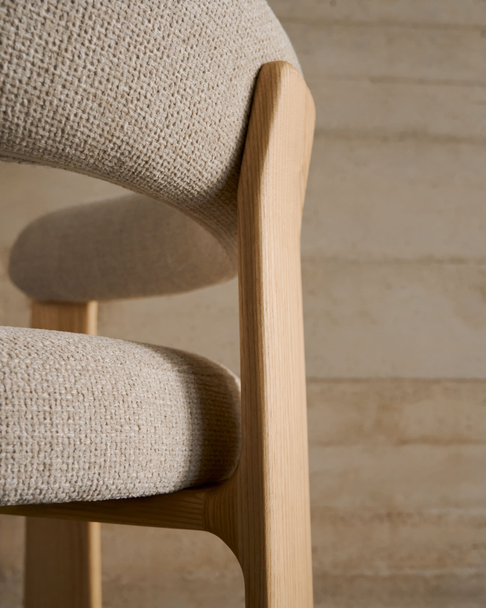 Moderner Stuhl mit 3 Beinen, beige Chenille-Polsterung, massives Eschenholz, natürliches Finish, FSC-zertifiziert, von Kave Home.