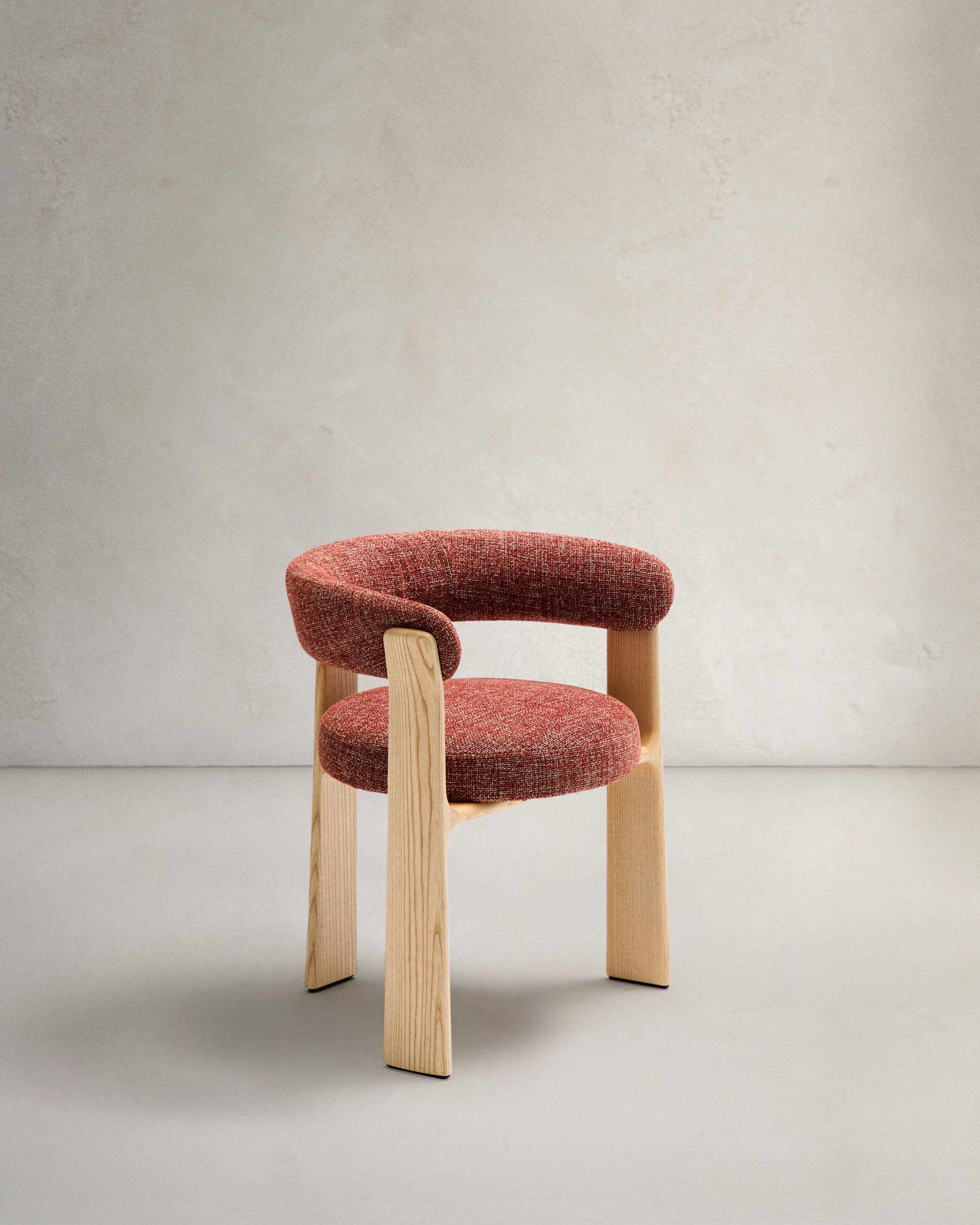 3D-Modell: Stuhl Granite, 3 Beine, Terrakotta Chenille, Eschenholz, skandinavisches Design, FSC-zertifiziert, AR-kompatibel.