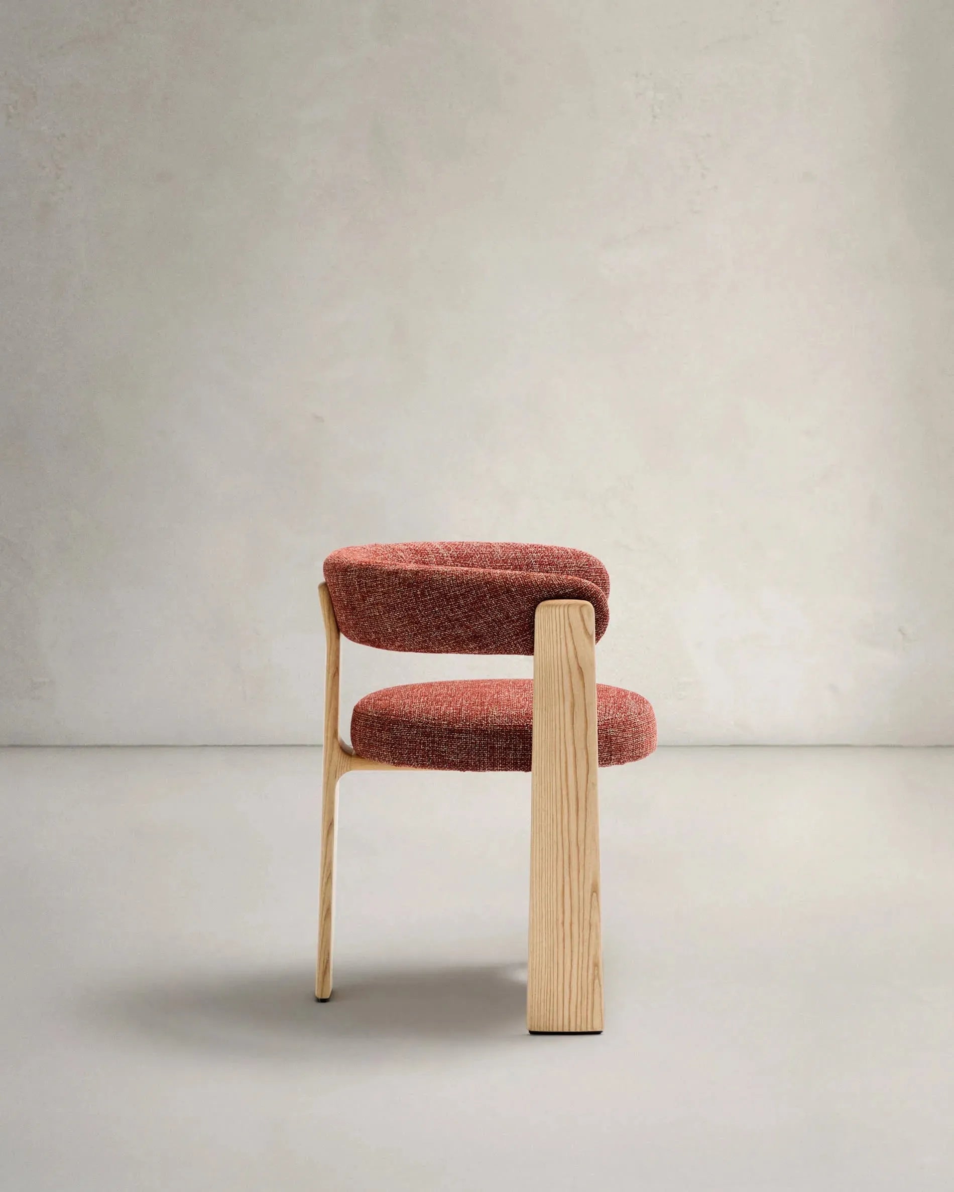 Eleganter 3-beiniger Stuhl mit Terrakotta Chenille-Bezug, FSC-zertifiziertem Eschenholz und natürlichem Finish von Kave Home.