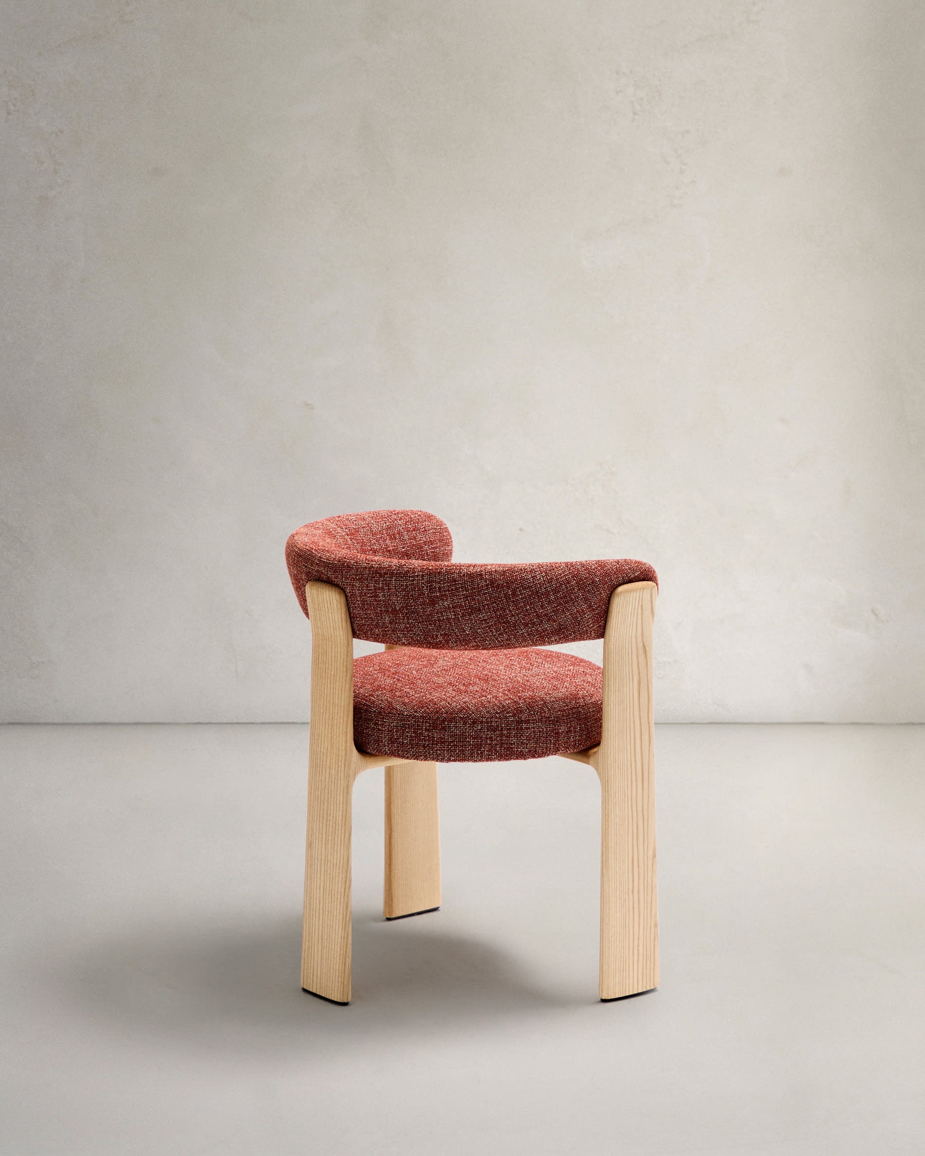 Eleganter 3-beiniger Stuhl mit Terrakotta Chenille-Bezug, FSC-zertifiziertem Eschenholz und natürlichem Finish von Kave Home.