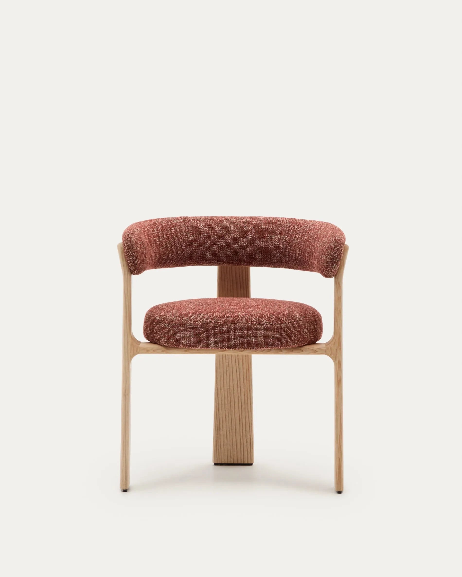Eleganter 3-beiniger Stuhl mit Terrakotta Chenille-Bezug, FSC-zertifiziertem Eschenholz und natürlichem Finish von Kave Home.