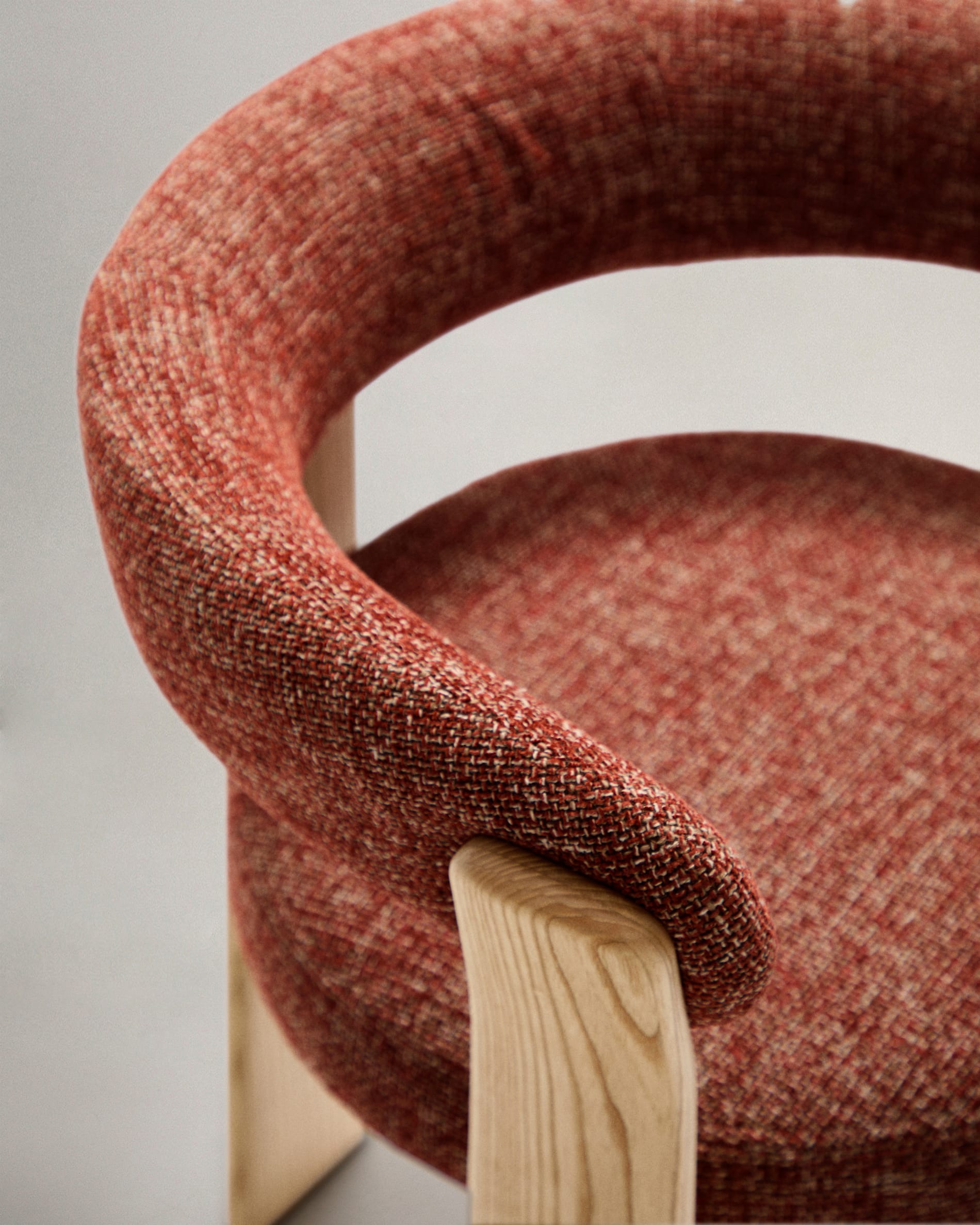 Eleganter 3-beiniger Stuhl mit Terrakotta Chenille-Bezug, FSC-zertifiziertem Eschenholz und natürlichem Finish von Kave Home.