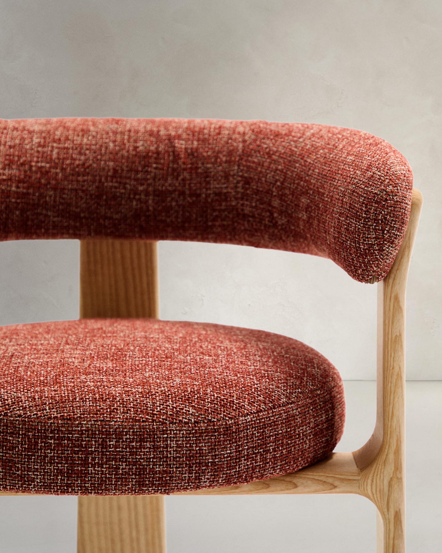 Eleganter 3-beiniger Stuhl mit Terrakotta Chenille-Bezug, FSC-zertifiziertem Eschenholz und natürlichem Finish von Kave Home.