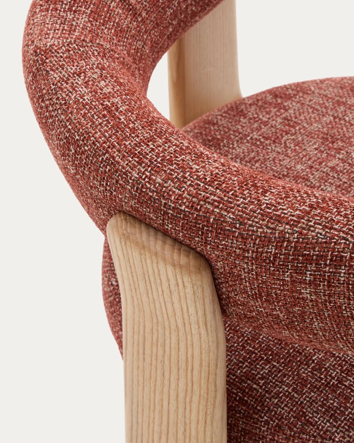 Moderner Stuhl mit 3 Beinen, Terrakotta Chenille-Polsterung, FSC-zertifiziertem Eschenholz und natürlichem Finish von Kave Home.