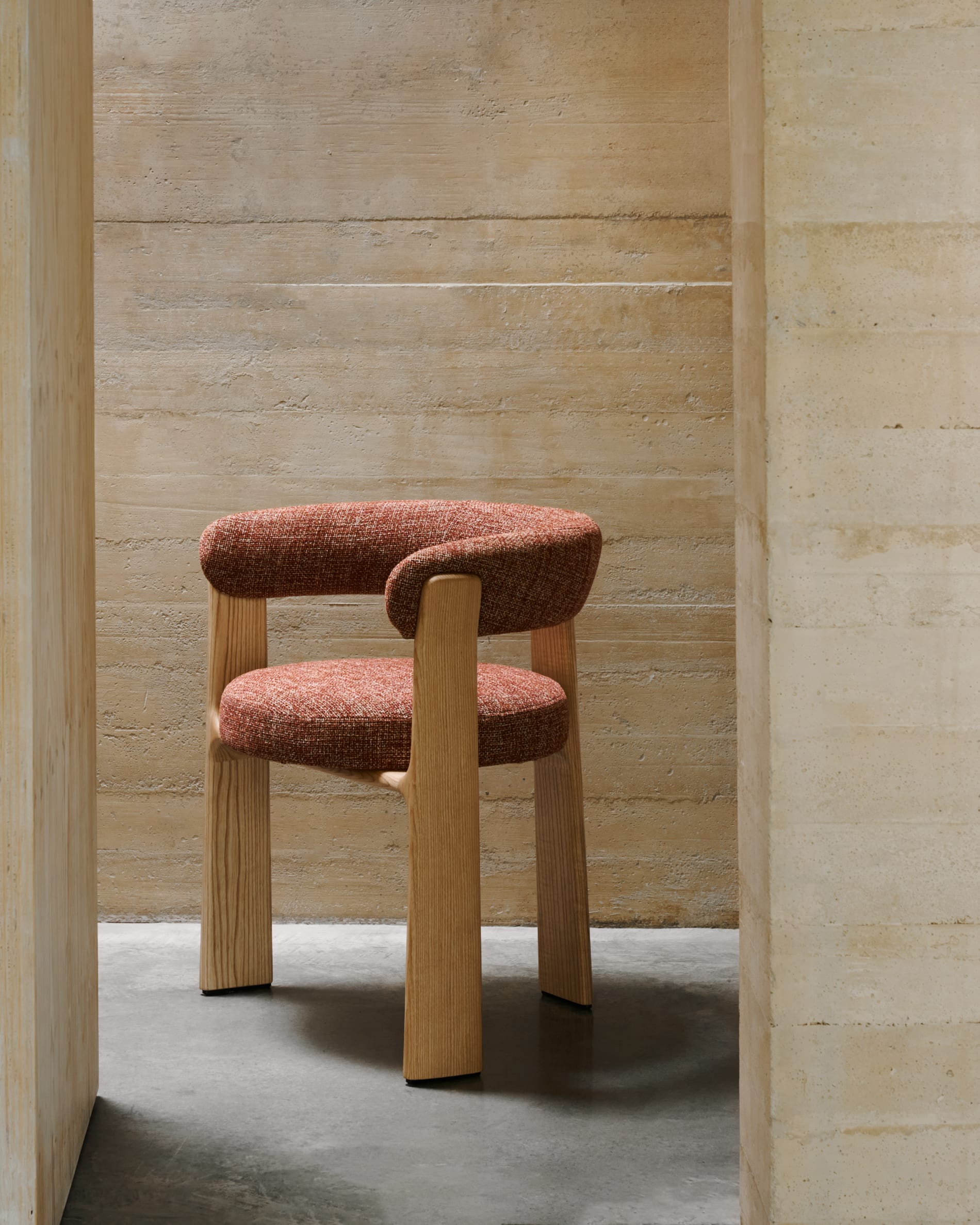 Moderner Stuhl mit 3 Beinen, Terrakotta Chenille-Polsterung, FSC-zertifiziertem Eschenholz und natürlichem Finish von Kave Home.