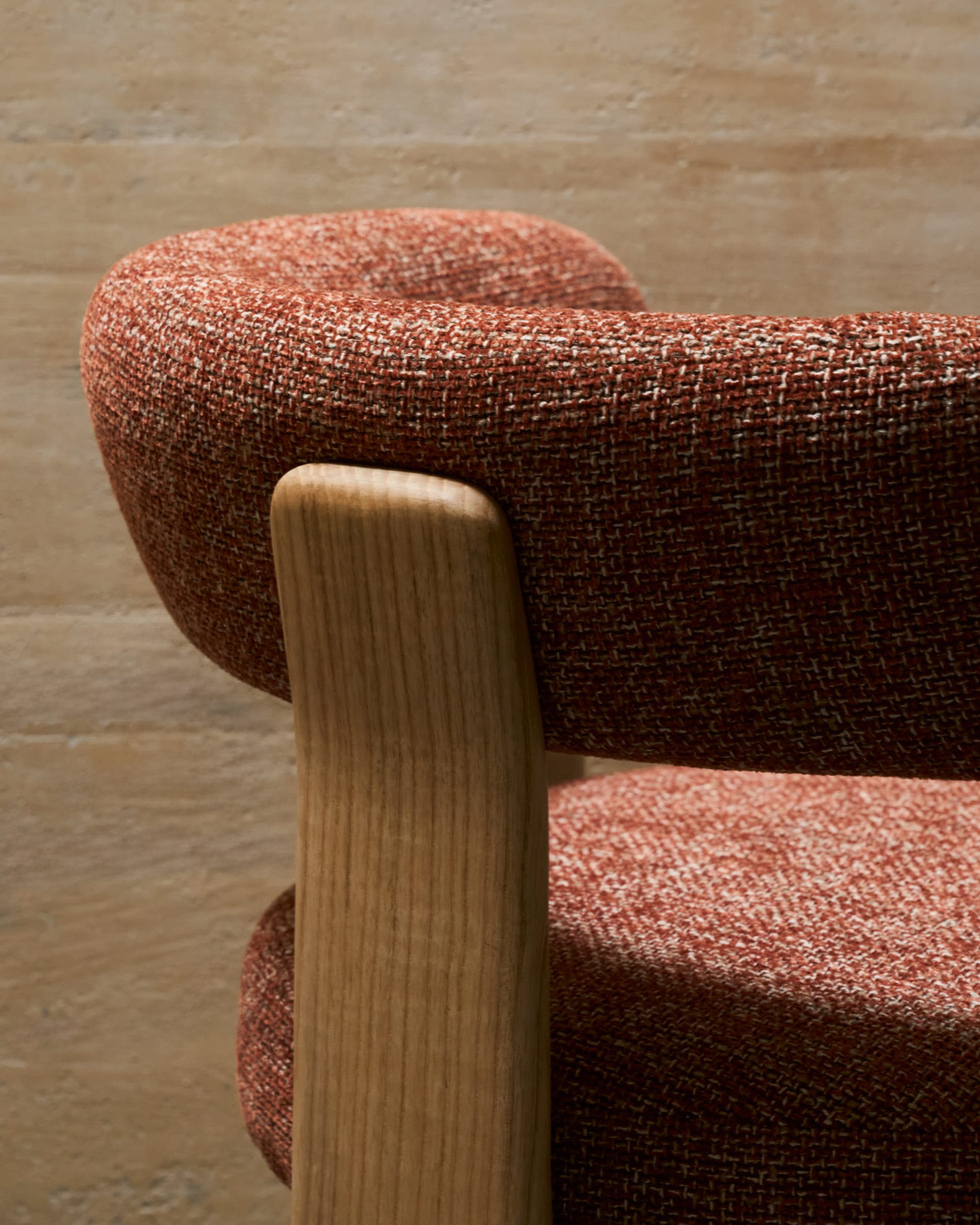 Moderner Stuhl mit 3 Beinen, Terrakotta Chenille-Polsterung, FSC-zertifiziertem Eschenholz und natürlichem Finish von Kave Home.