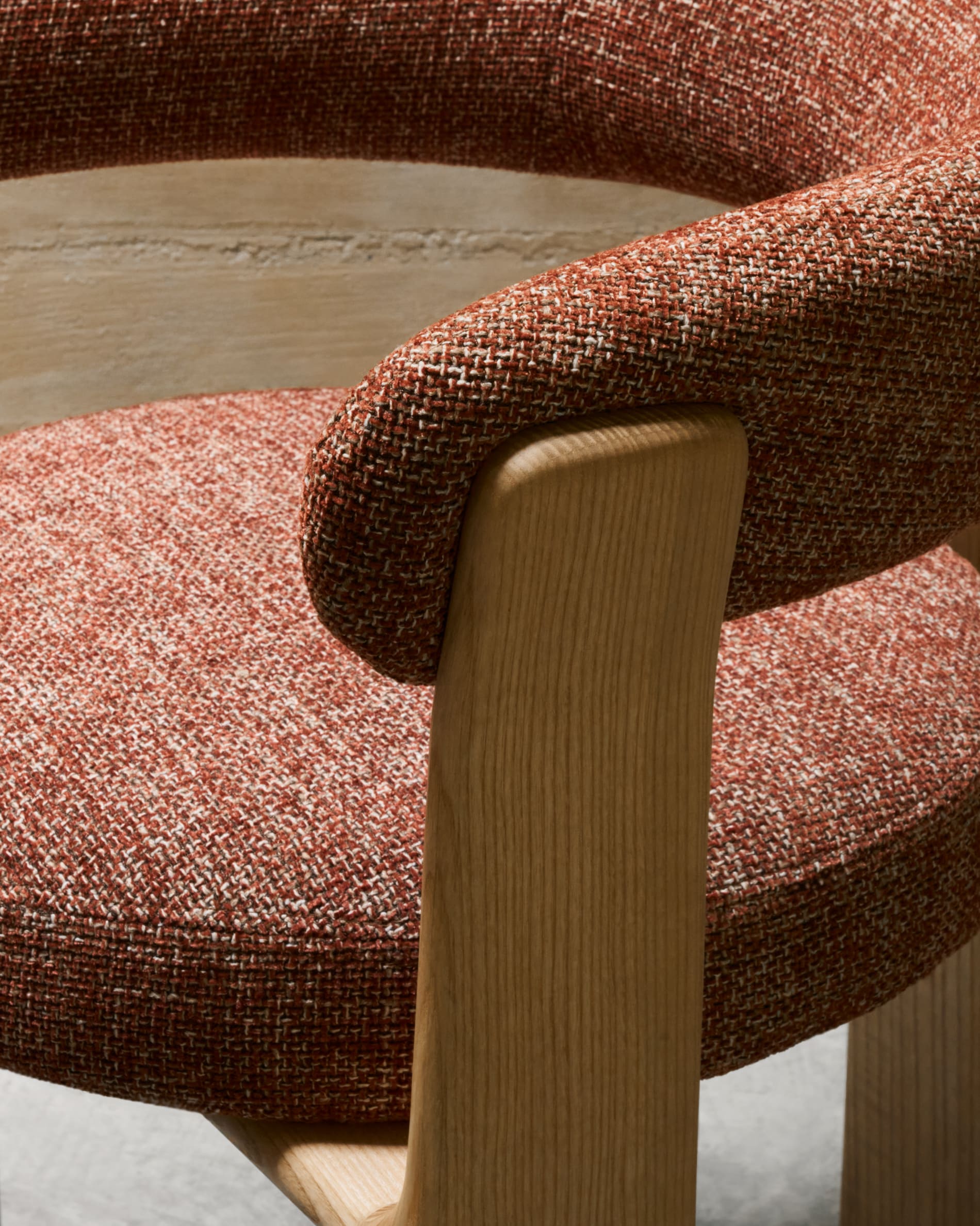 Eleganter 3-beiniger Stuhl mit Terrakotta Chenille-Bezug, FSC-zertifiziertem Eschenholz und natürlichem Finish von Kave Home.