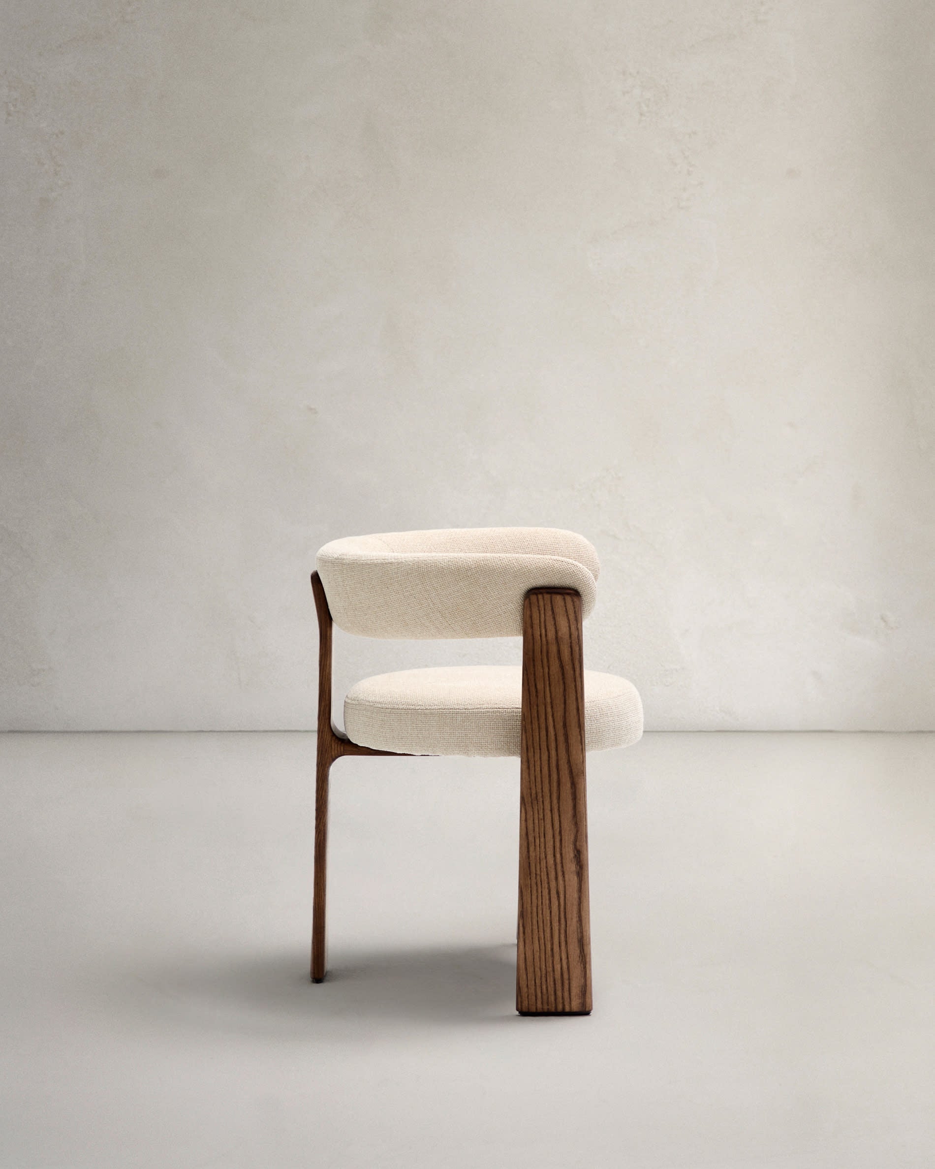 Eleganter Stuhl mit 3 Beinen, beige Chenille-Polsterung, massives Eschenholz mit Walnuss-Finish, FSC-zertifiziert, von Kave Home.