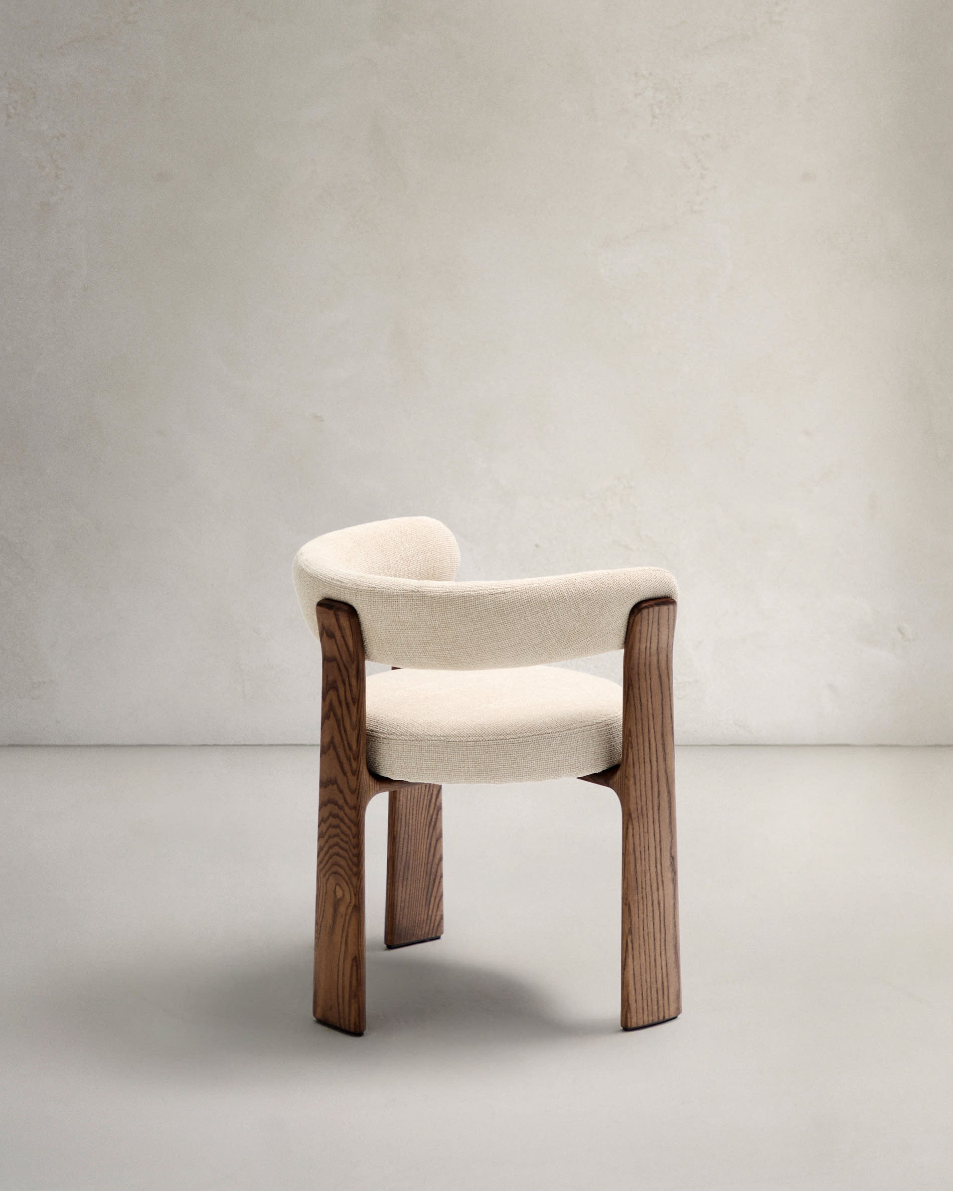 Moderner 3-beiniger Stuhl mit beiger Chenille-Polsterung, Eschenholz in Walnuss-Finish, FSC-zertifiziert, von Kave Home.