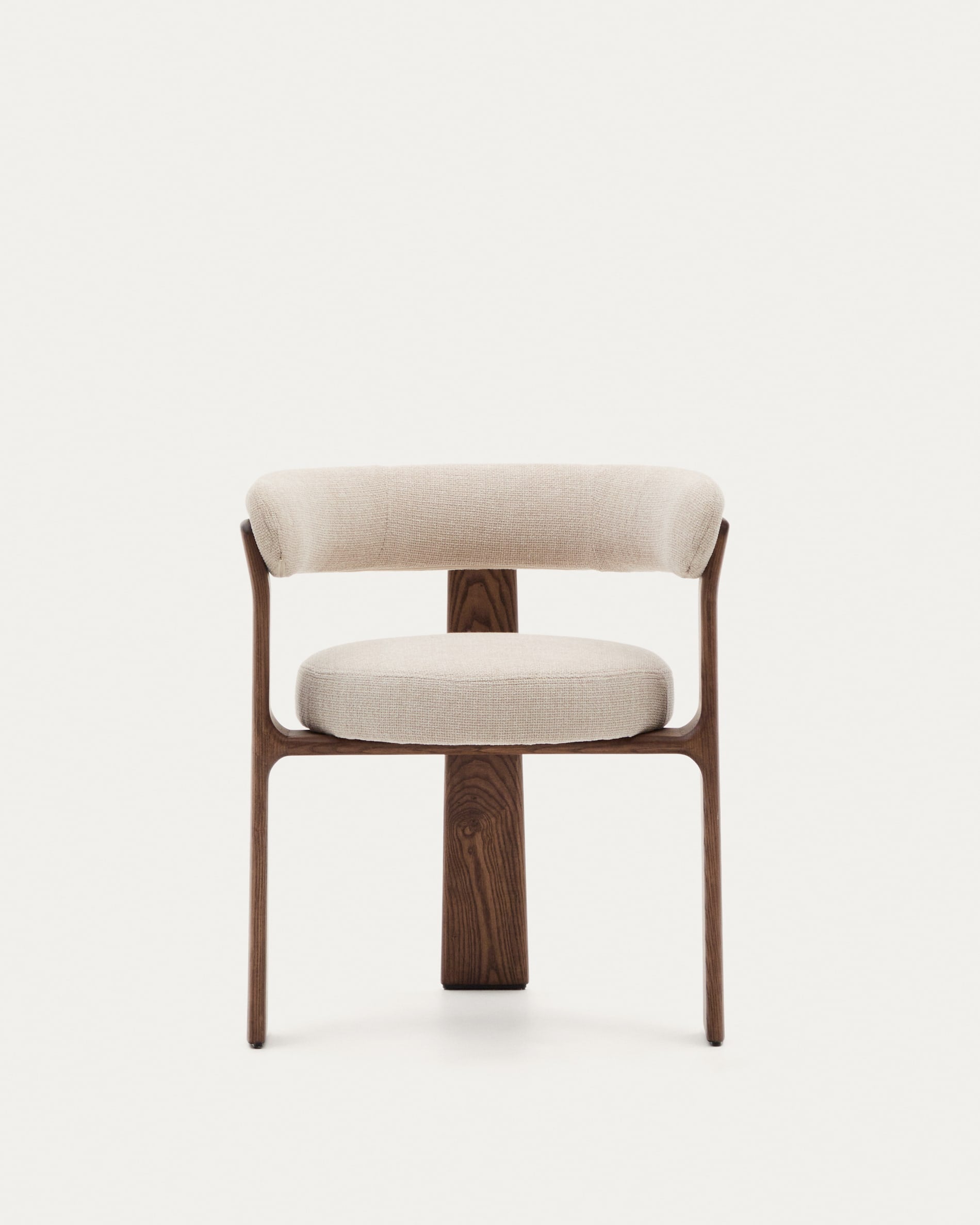 Moderner 3-beiniger Stuhl mit beiger Chenille-Polsterung, Eschenholz in Walnuss-Finish, FSC-zertifiziert, von Kave Home.