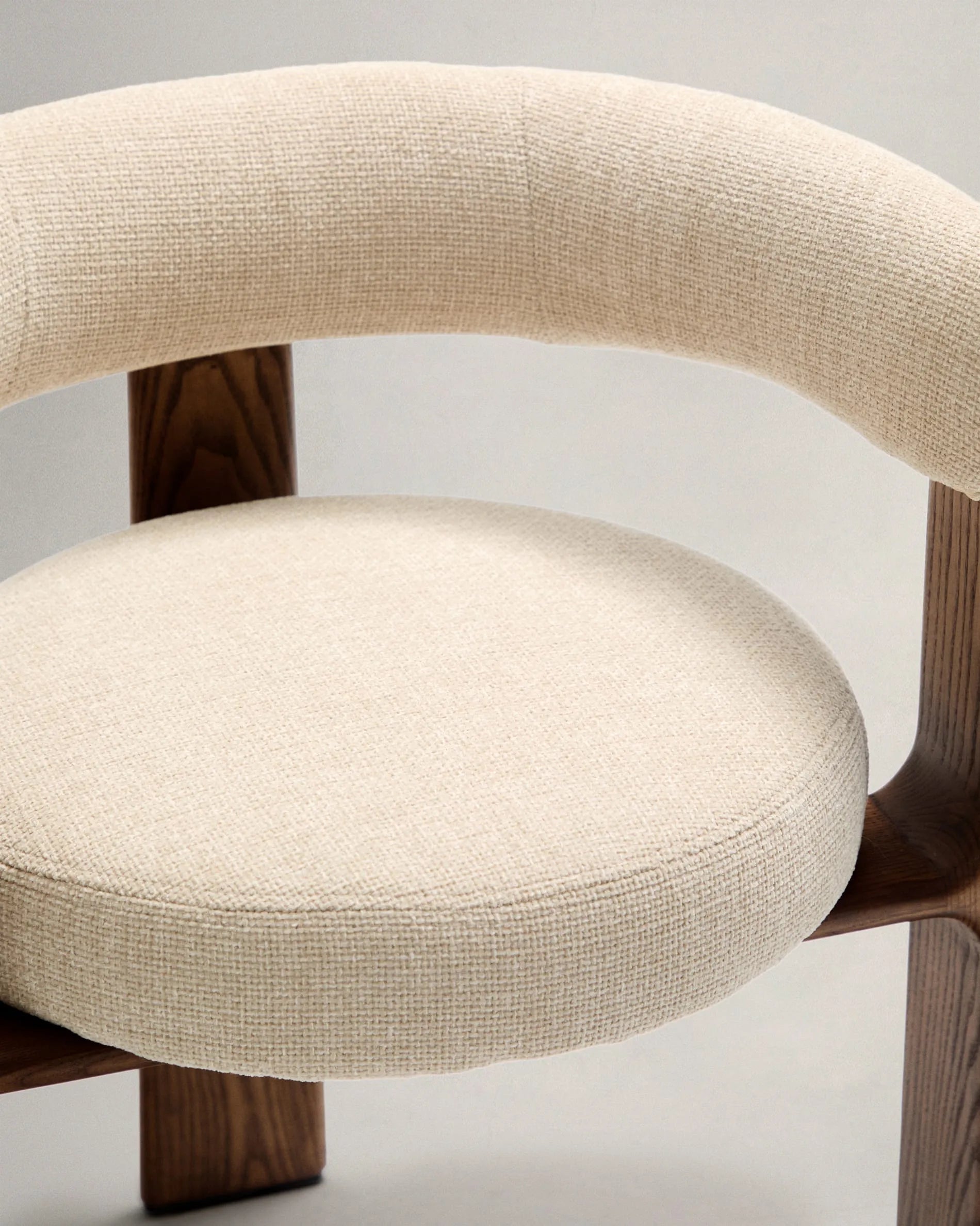Eleganter Stuhl mit 3 Beinen, beige Chenille-Polsterung, massives Eschenholz mit Walnuss-Finish, FSC-zertifiziert, von Kave Home.