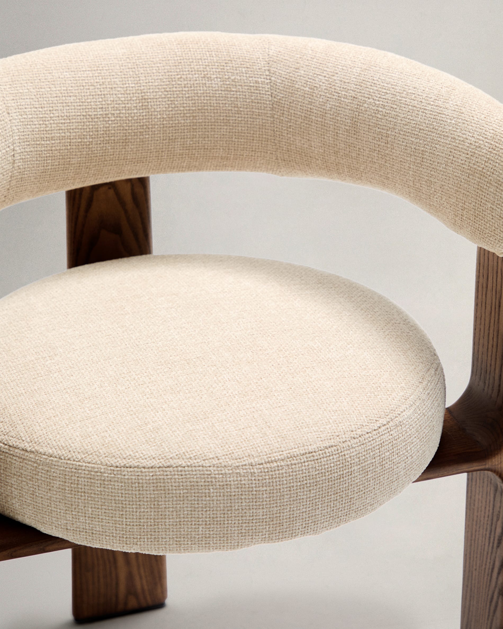 Moderner 3-beiniger Stuhl mit beiger Chenille-Polsterung, Eschenholz in Walnuss-Finish, FSC-zertifiziert, von Kave Home.