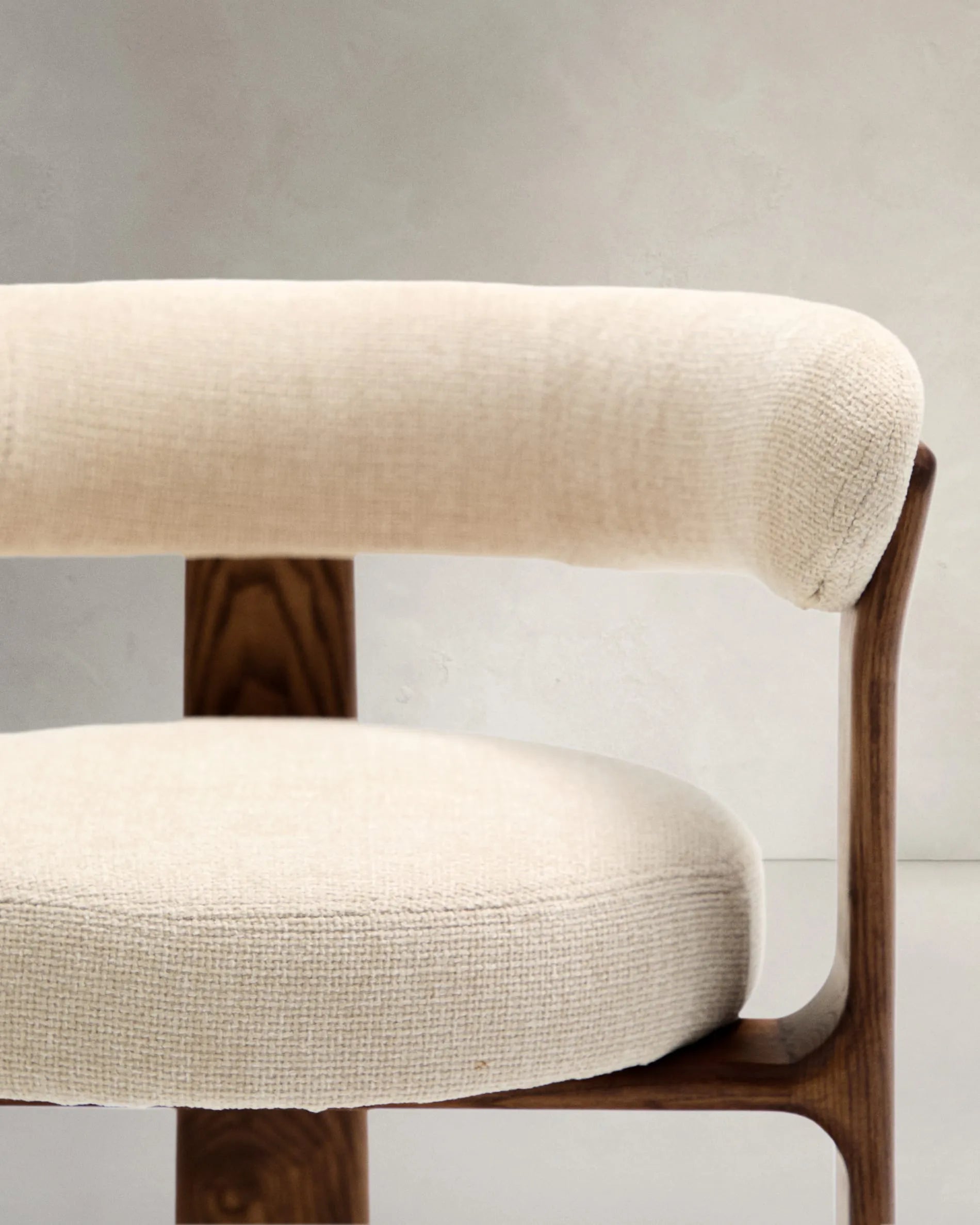 Eleganter Stuhl mit 3 Beinen, beige Chenille-Polsterung, massives Eschenholz mit Walnuss-Finish, FSC-zertifiziert, von Kave Home.