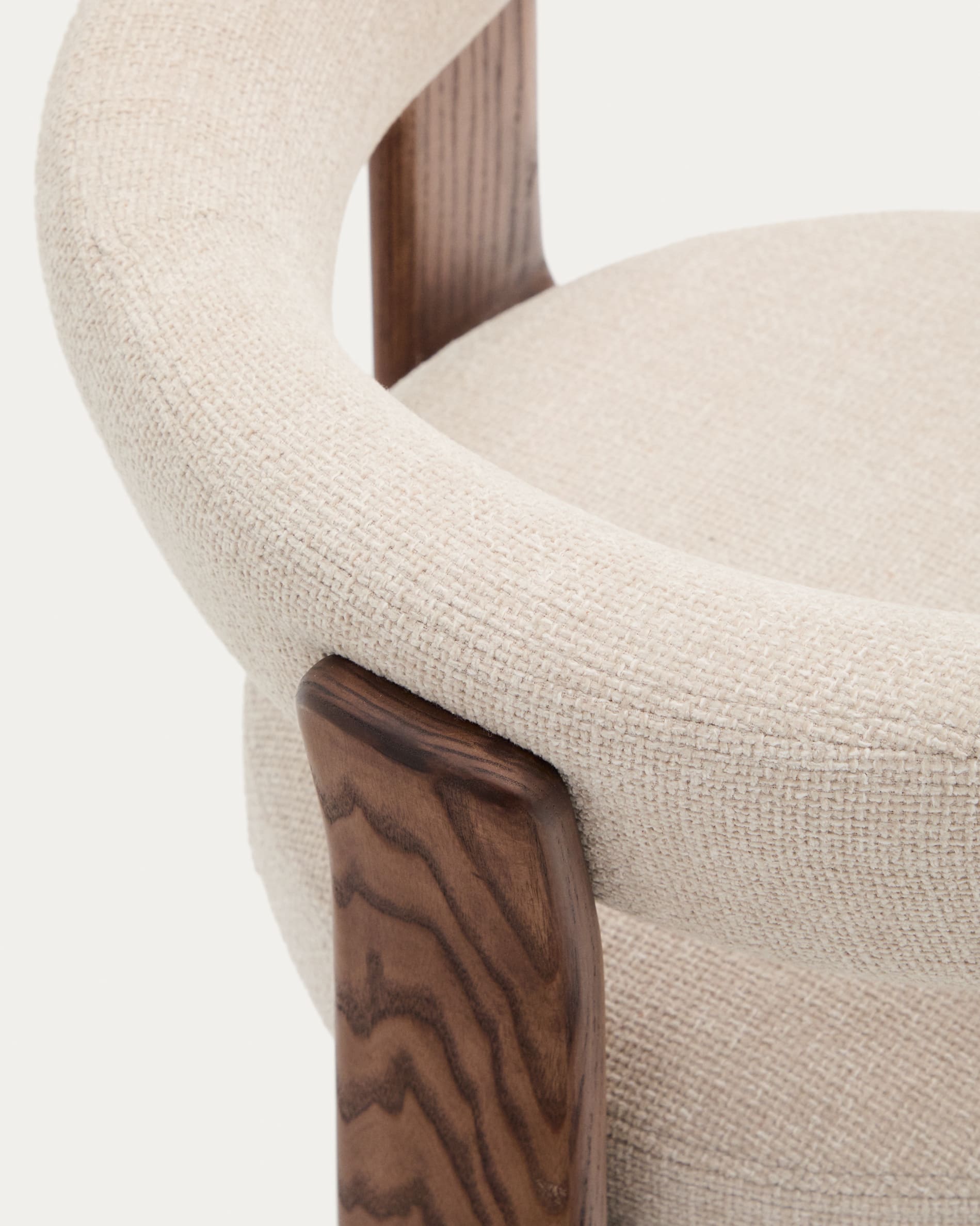 Moderner 3-beiniger Stuhl mit beiger Chenille-Polsterung, Eschenholz in Walnuss-Finish, FSC-zertifiziert, von Kave Home.