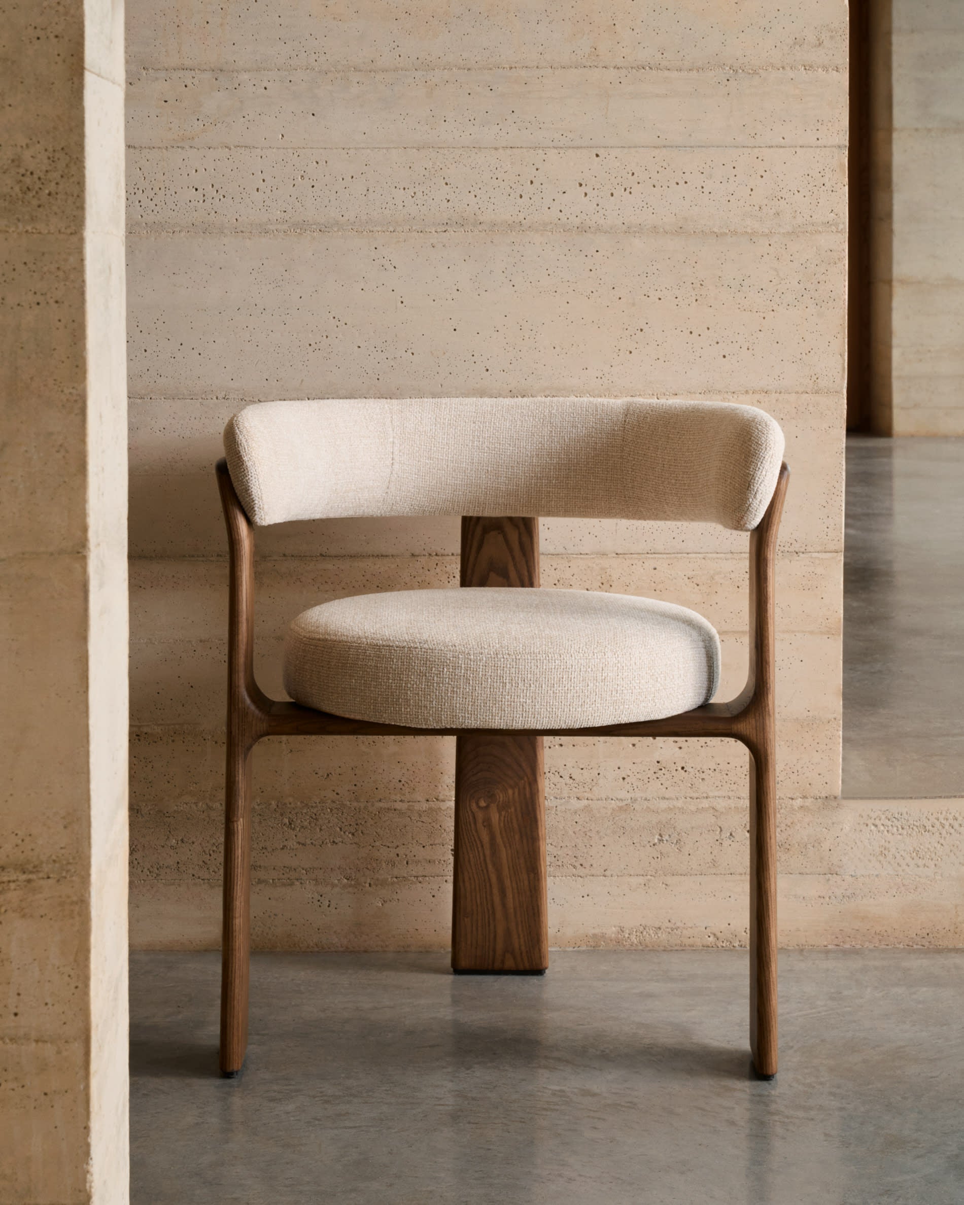 Eleganter Stuhl mit 3 Beinen, beige Chenille-Polsterung, massives Eschenholz mit Walnuss-Finish, FSC-zertifiziert, von Kave Home.