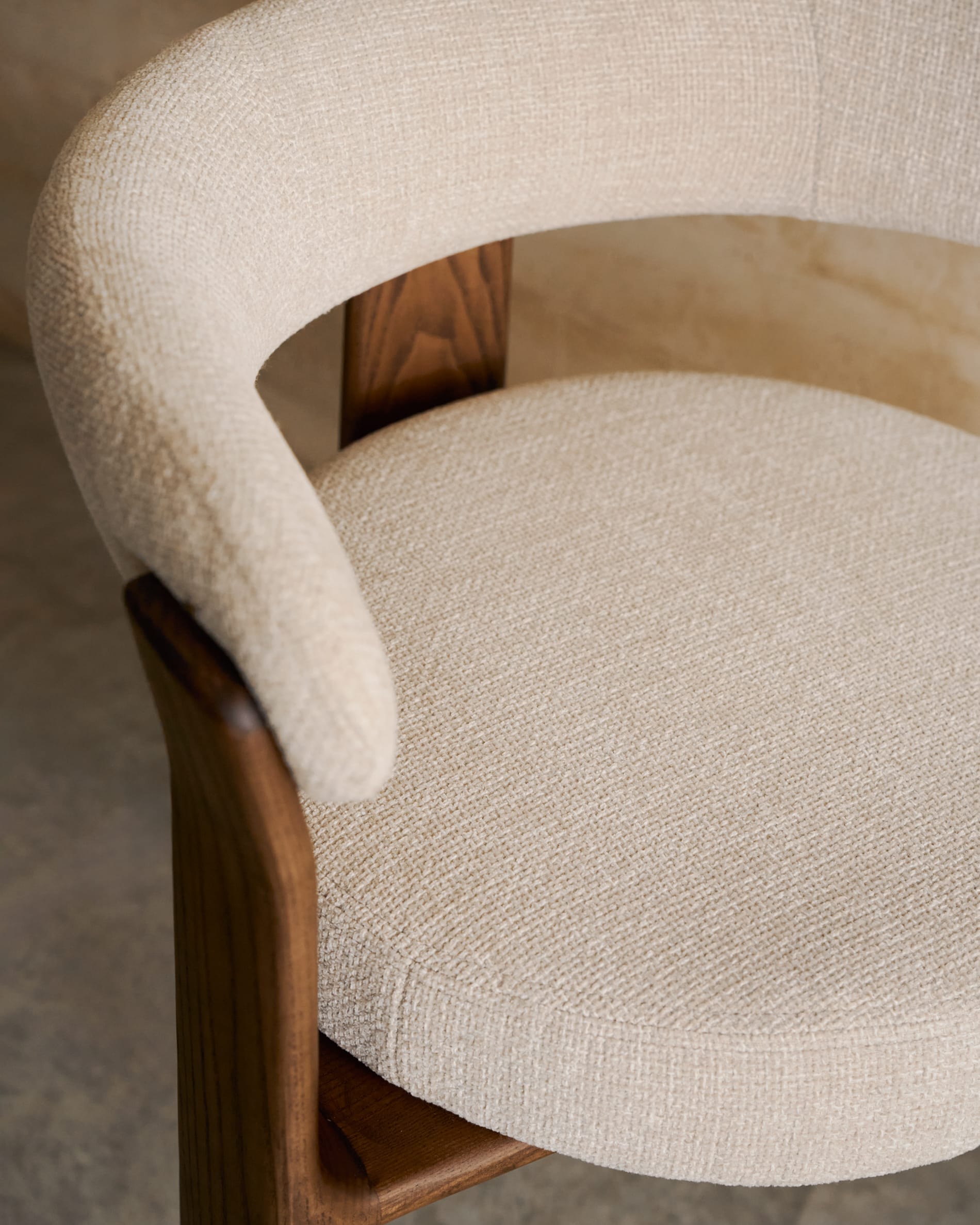 Eleganter Stuhl mit 3 Beinen, beige Chenille-Polsterung, massives Eschenholz mit Walnuss-Finish, FSC-zertifiziert, von Kave Home.