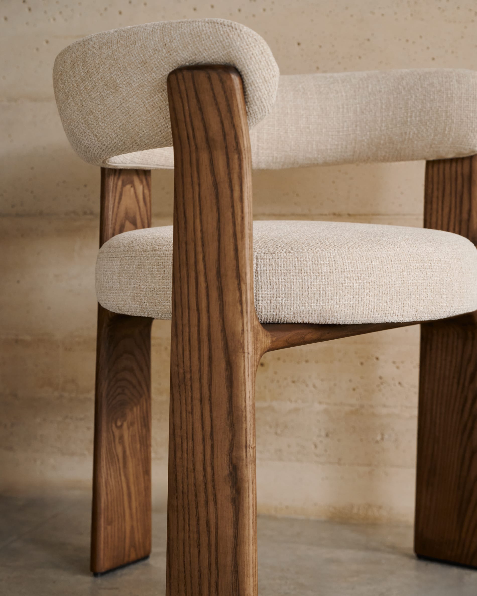 Eleganter Stuhl mit 3 Beinen, beige Chenille-Polsterung, massives Eschenholz mit Walnuss-Finish, FSC-zertifiziert, von Kave Home.