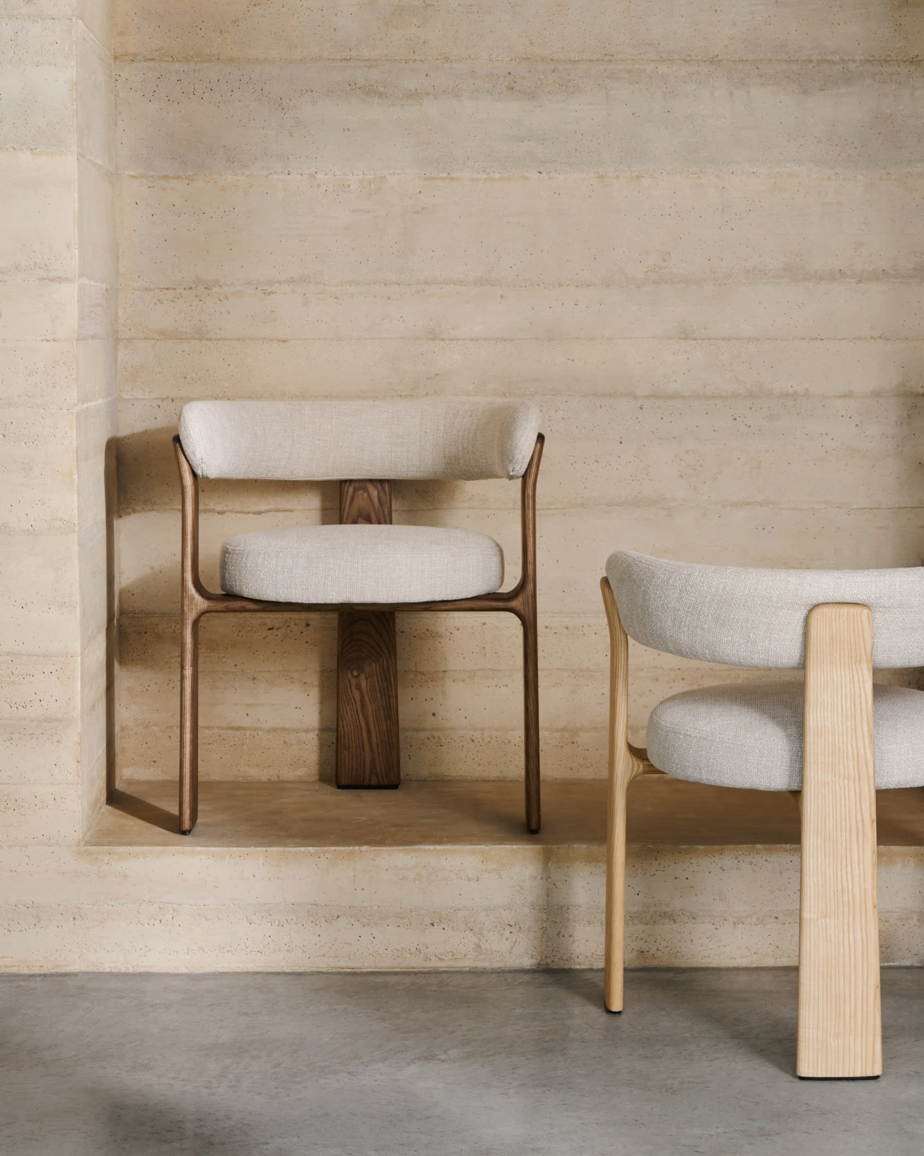 Moderner 3-beiniger Stuhl mit beiger Chenille-Polsterung, Eschenholz in Walnuss-Finish, FSC-zertifiziert, von Kave Home.