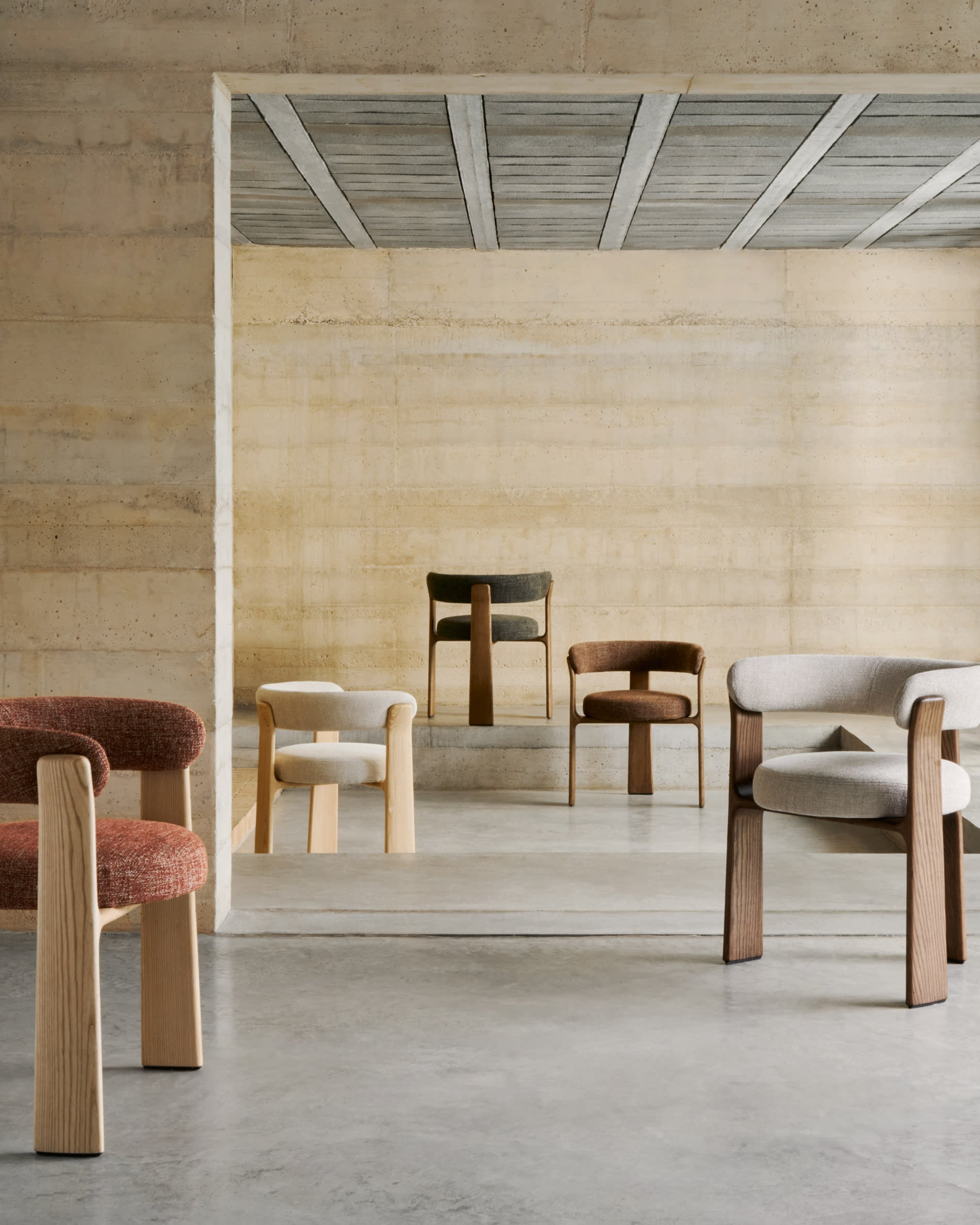 Eleganter Stuhl mit 3 Beinen, beige Chenille-Polsterung, massives Eschenholz mit Walnuss-Finish, FSC-zertifiziert, von Kave Home.