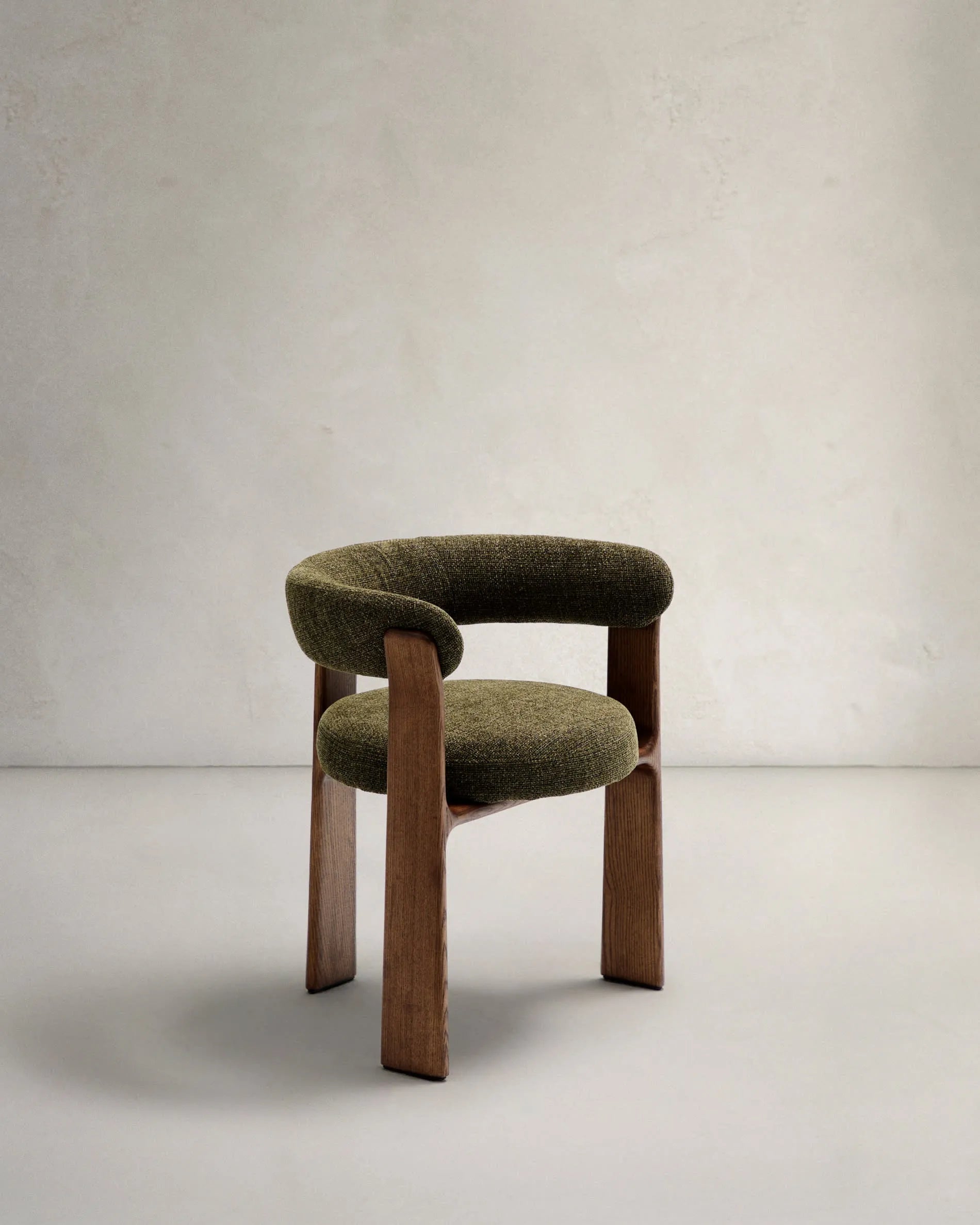 Moderner Stuhl mit grünem Chenille-Bezug, 3 Beinen aus massivem Eschenholz mit Walnuss-Finish, FSC-zertifiziert von Kave Home.