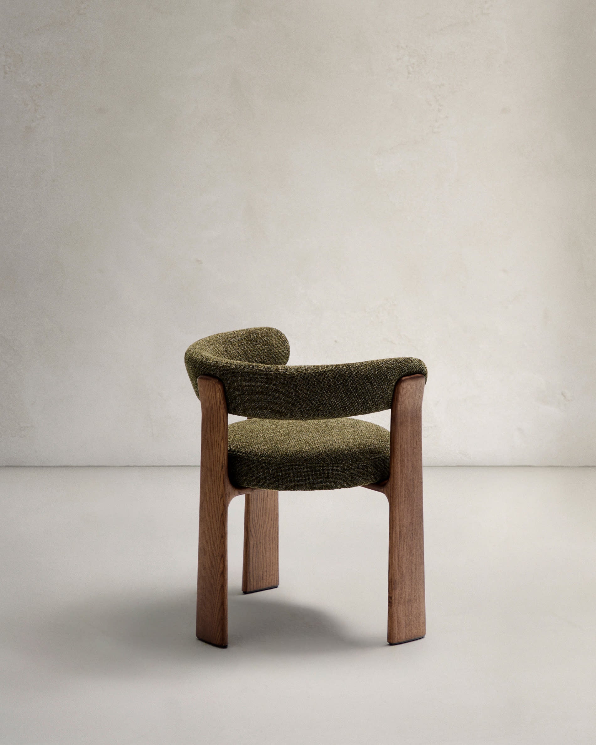 Moderner Stuhl mit grünem Chenille-Bezug, dreibeinigem Eschenholzgestell in Walnuss-Finish, FSC-zertifiziert, von Kave Home.
