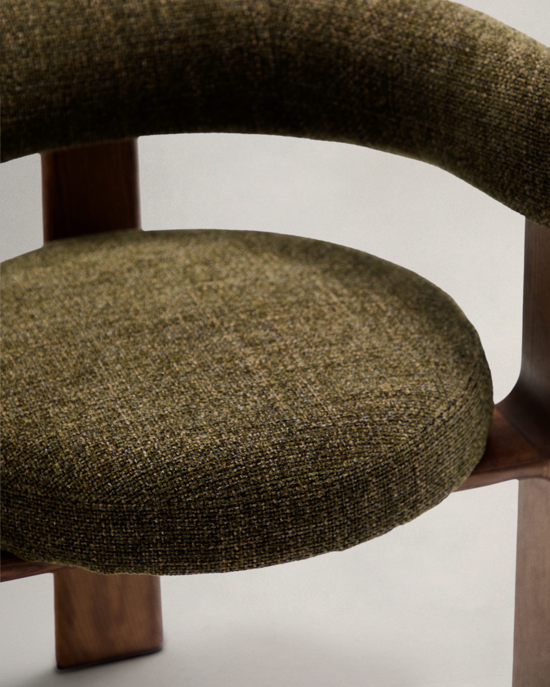 Eleganter Stuhl mit grünem Chenille-Stoff, dreibeinigem Eschenholzgestell in Walnussoptik, FSC-zertifiziert, von Kave Home.
