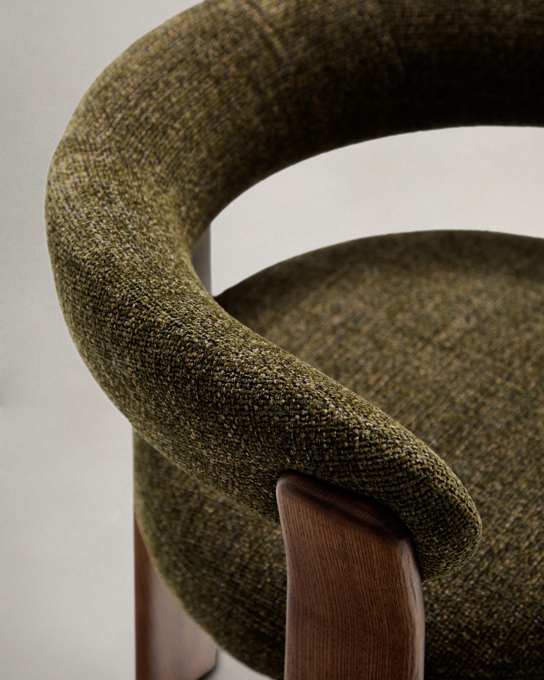 Moderner Stuhl mit grünem Chenille-Bezug, dreibeinigem Eschenholzgestell in Walnuss-Finish, FSC-zertifiziert, von Kave Home.