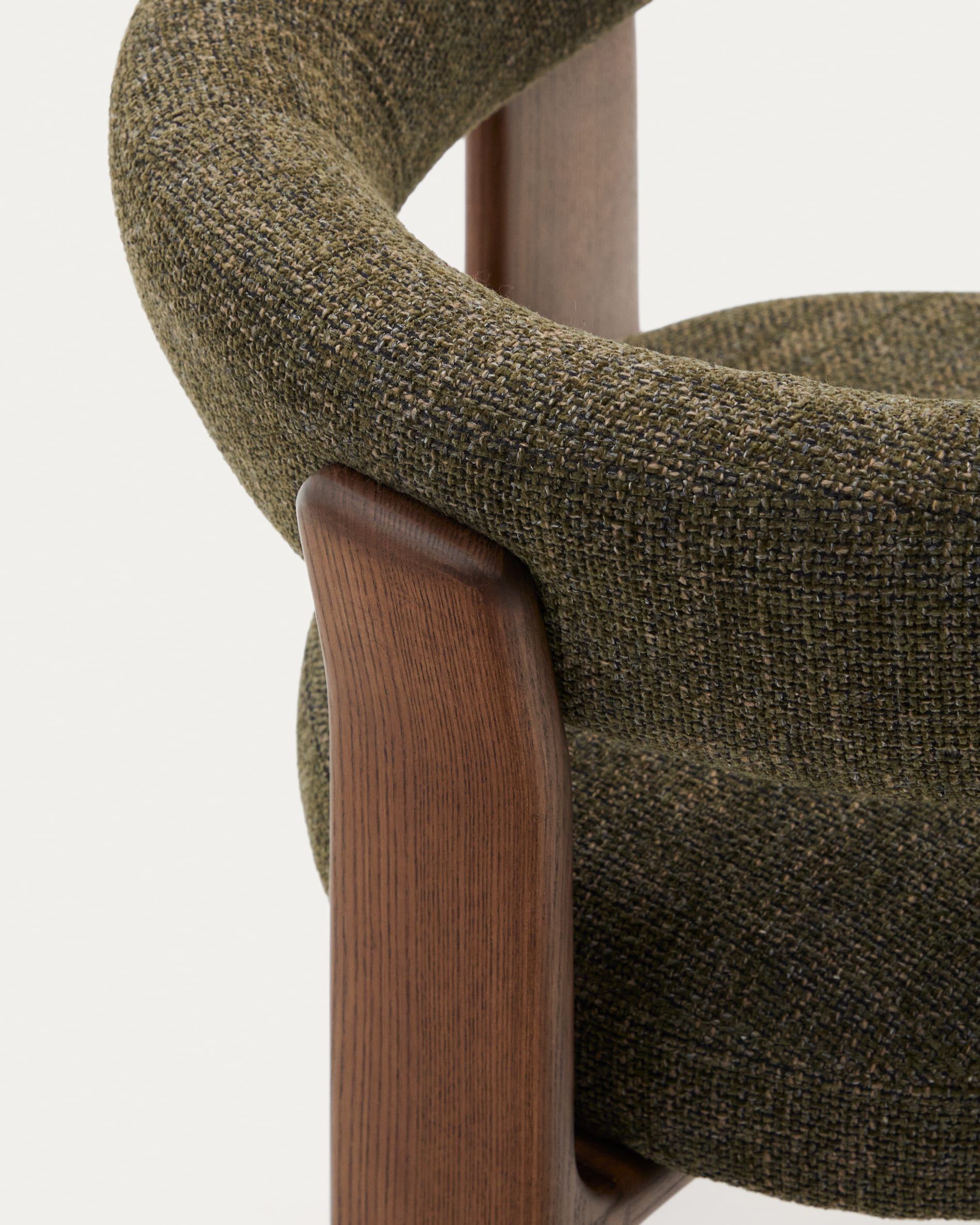 Moderner Stuhl mit grünem Chenille-Bezug, dreibeinigem Eschenholzgestell in Walnuss-Finish, FSC-zertifiziert, von Kave Home.