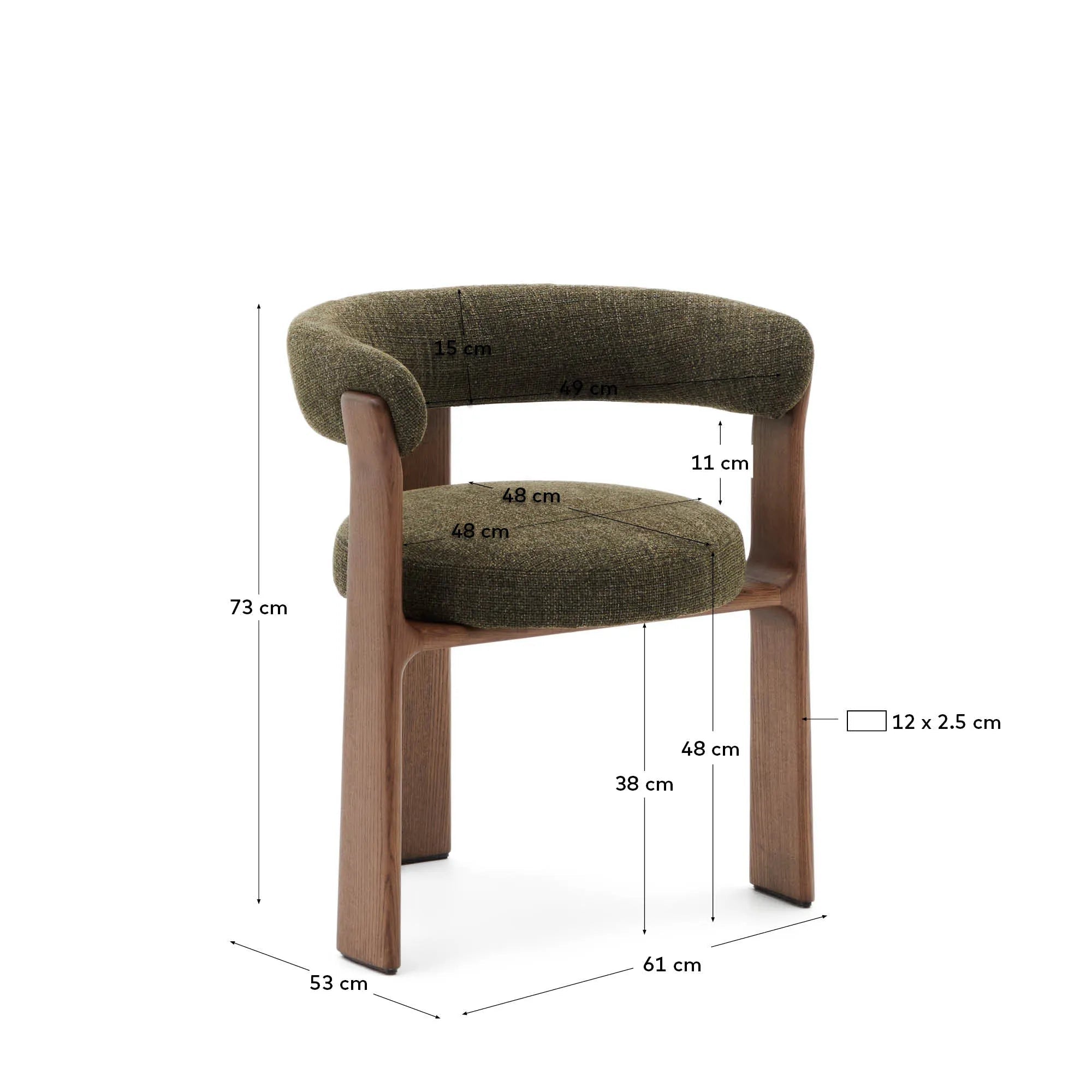 Eleganter Stuhl mit grünem Chenille-Stoff, dreibeinigem Eschenholzgestell in Walnussoptik, FSC-zertifiziert, von Kave Home.