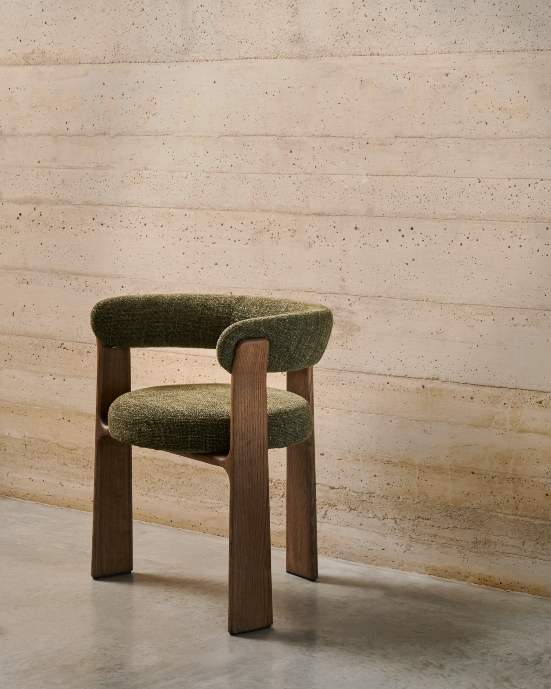 Moderner Stuhl mit grünem Chenille-Bezug, dreibeinigem Design aus FSC-zertifiziertem Eschenholz mit Walnuss-Finish, von Kave Home.