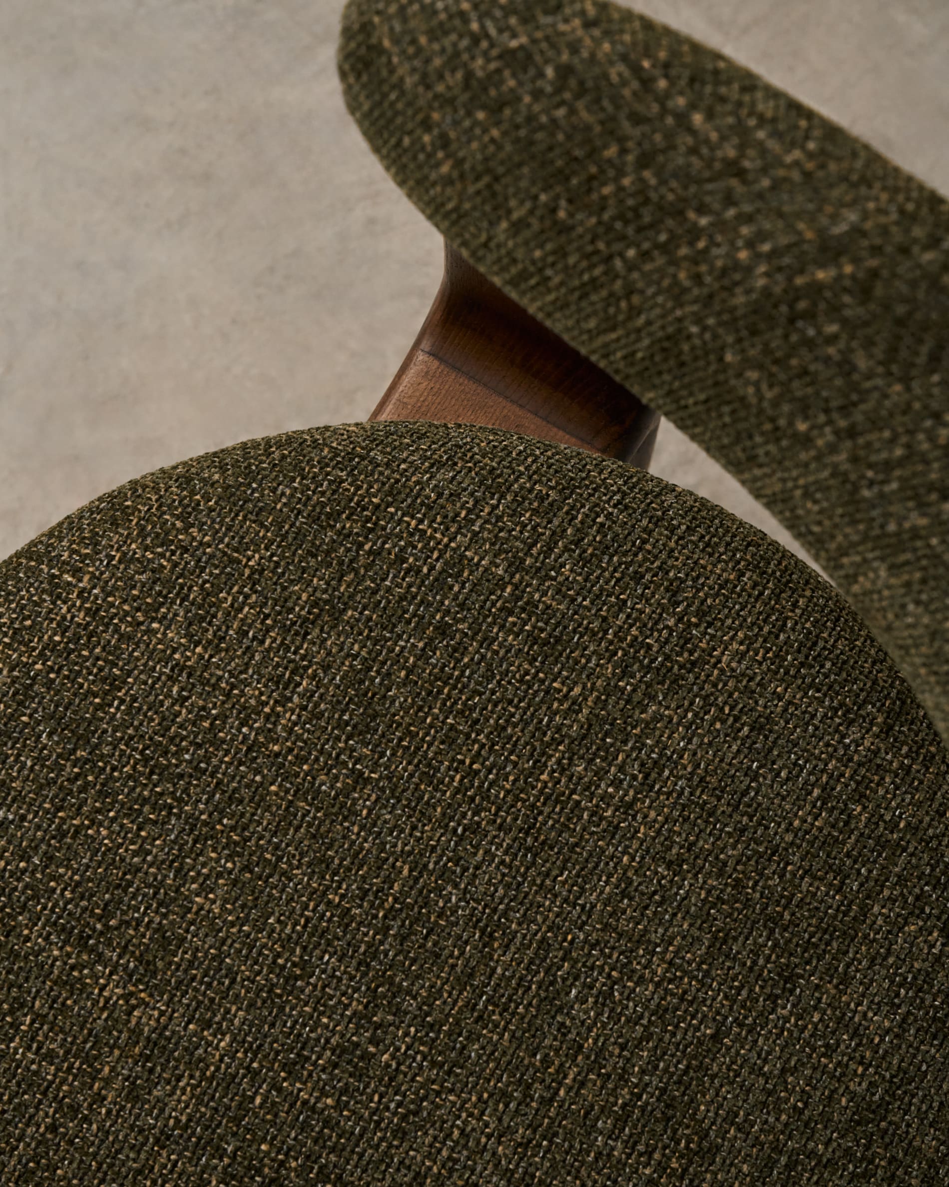 Eleganter Stuhl mit grünem Chenille-Stoff, dreibeinigem Design aus FSC-zertifiziertem Eschenholz mit Walnuss-Finish, von Kave Home.
