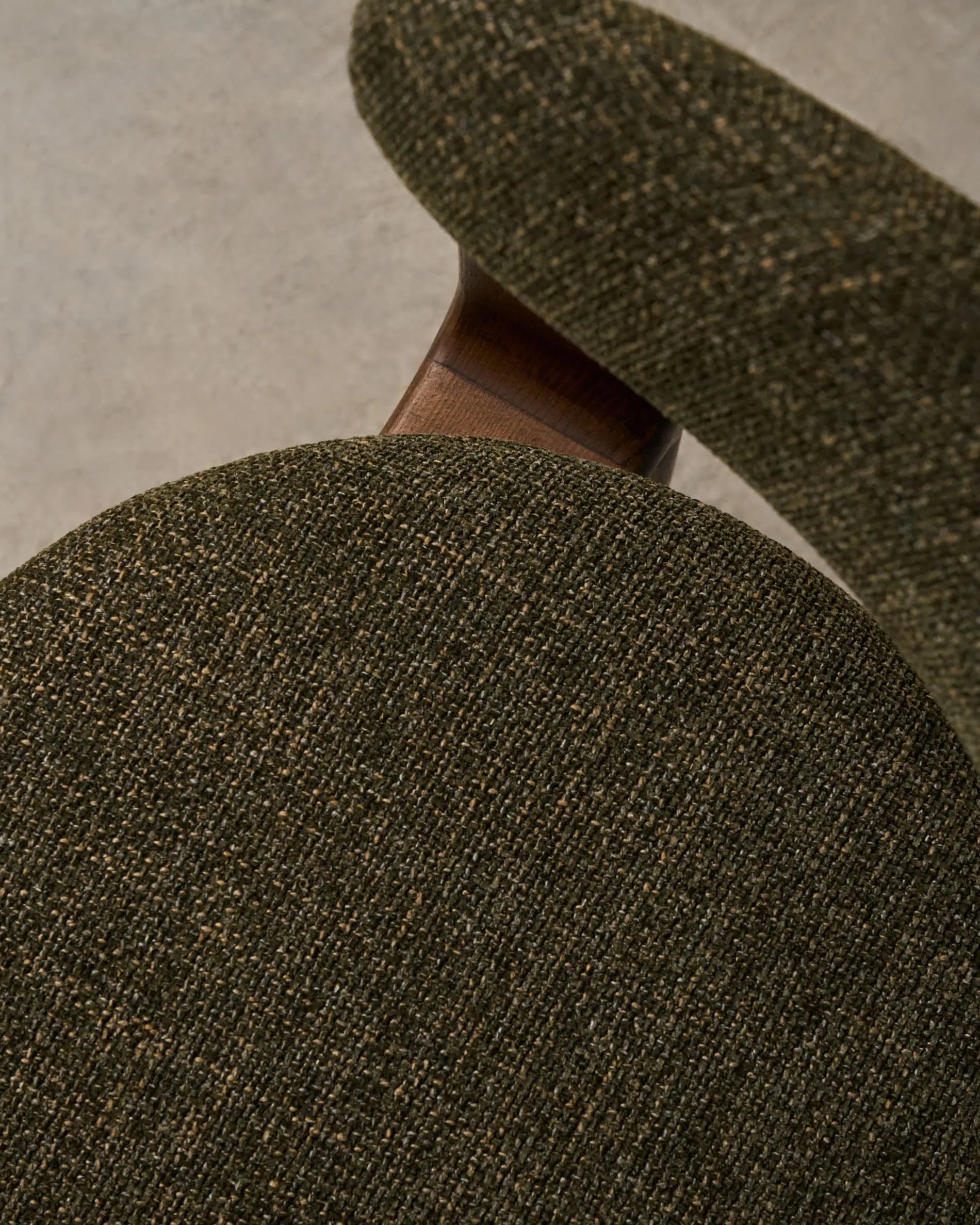 Moderner Stuhl mit grünem Chenille-Bezug, dreibeinigem Eschenholzgestell mit Walnuss-Finish, FSC-zertifiziert, von Kave Home.