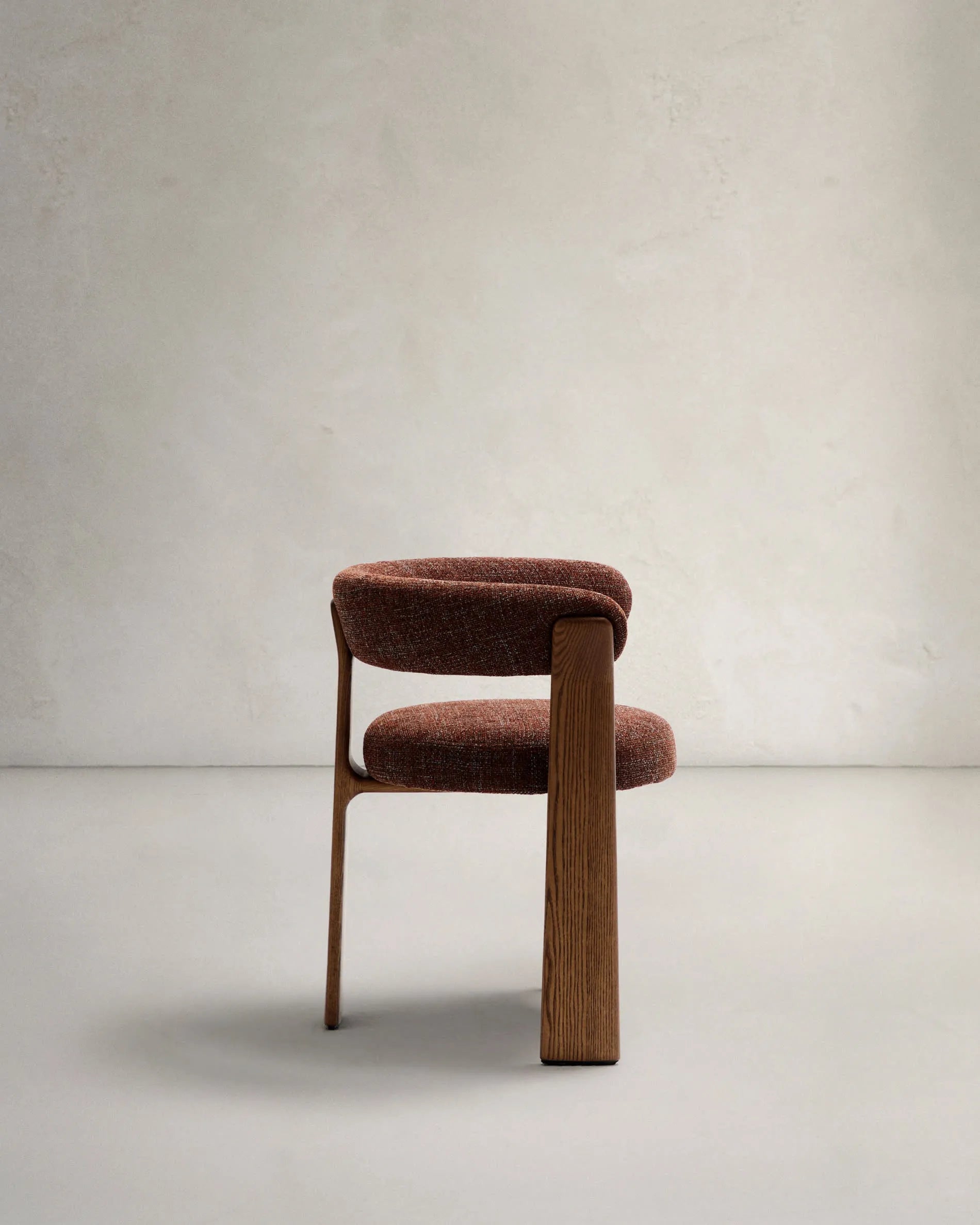 Moderner 3-beiniger Stuhl mit brauner Chenille-Polsterung und FSC-zertifiziertem Eschenholz in Walnuss-Finish, stilvoll und nachhaltig.