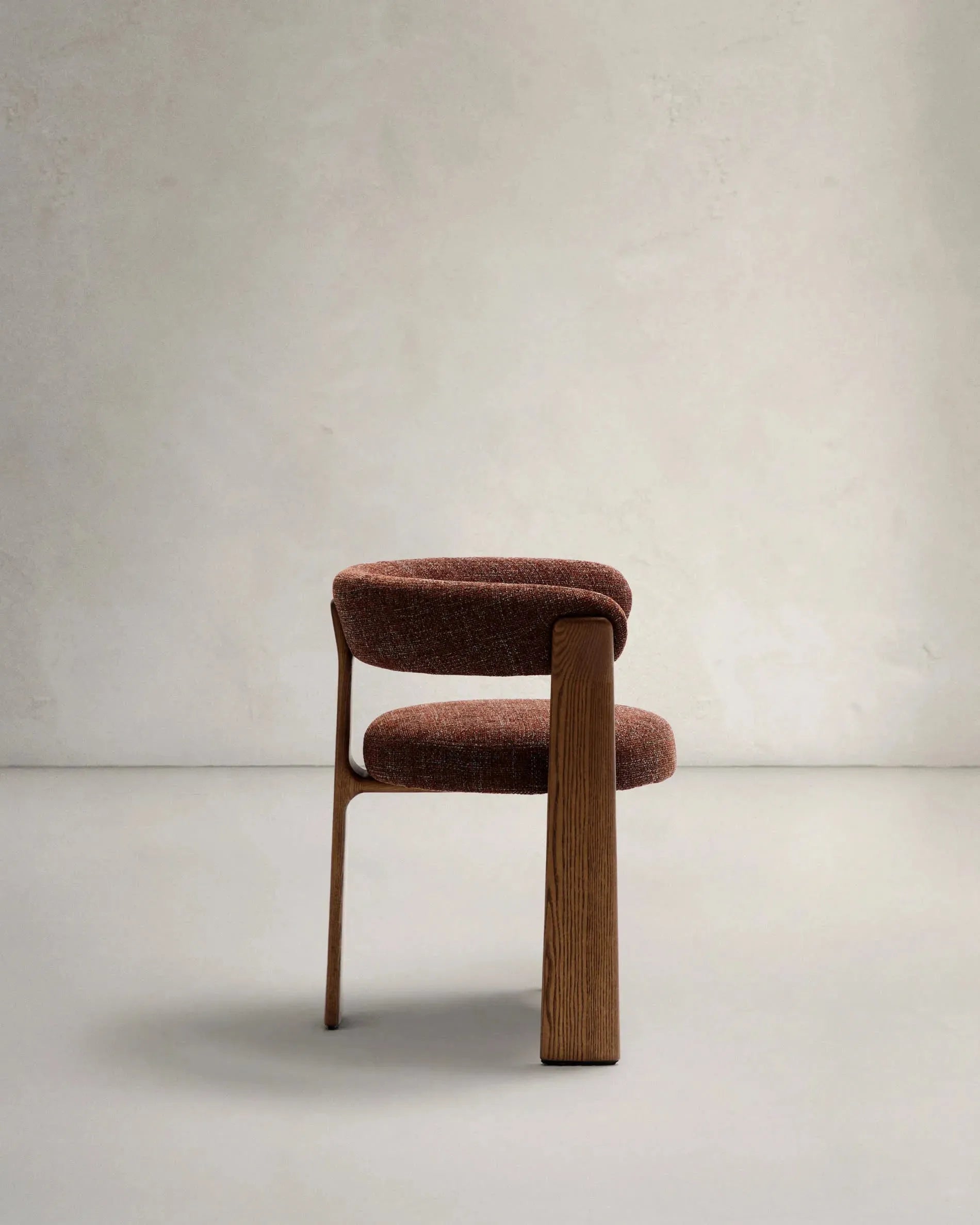 Eleganter Stuhl mit 3 Beinen, brauner Chenille-Polsterung und FSC-zertifiziertem Eschenholz in Walnuss-Finish, modern und umweltfreundlich.