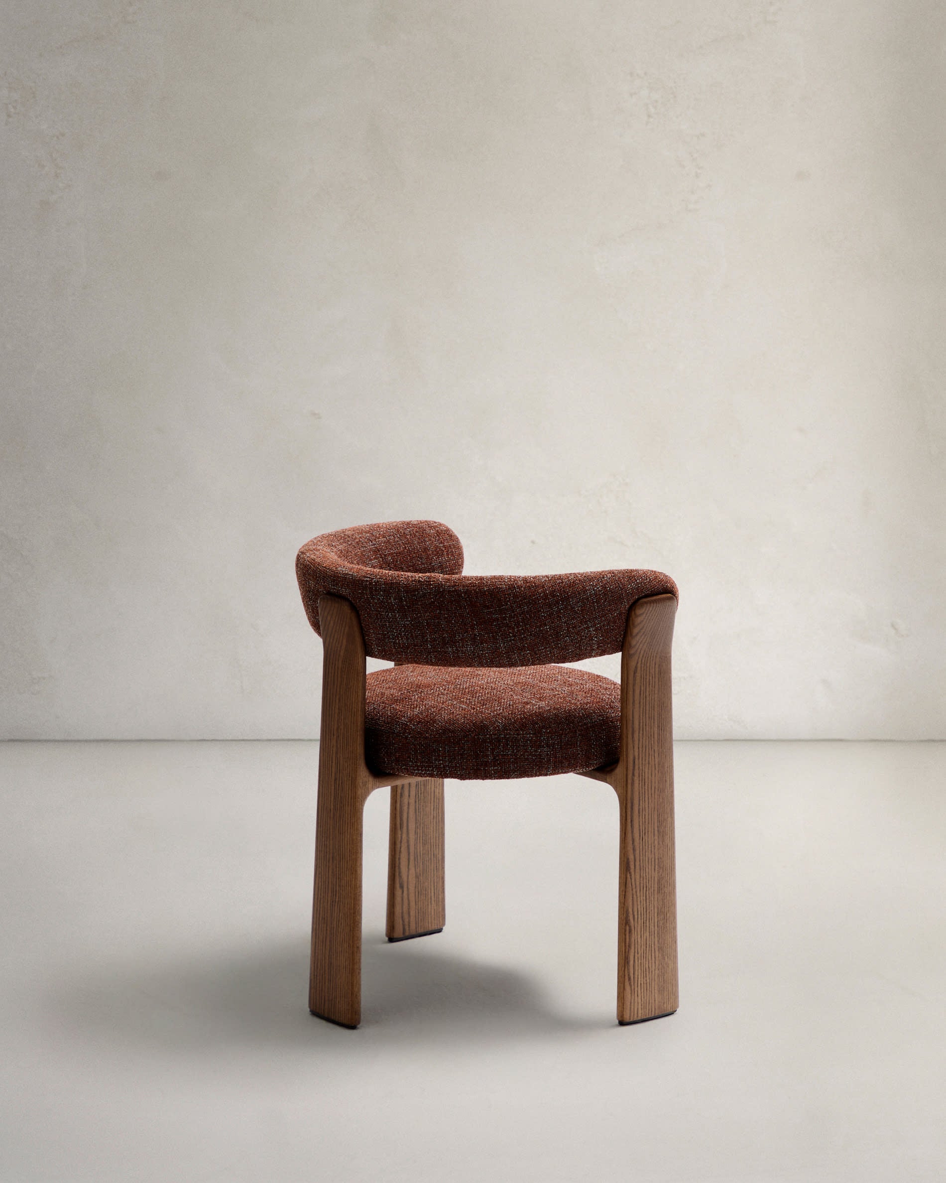 Moderner 3-beiniger Stuhl mit brauner Chenille-Polsterung und FSC-zertifiziertem Eschenholz in Walnuss-Finish, stilvoll und nachhaltig.