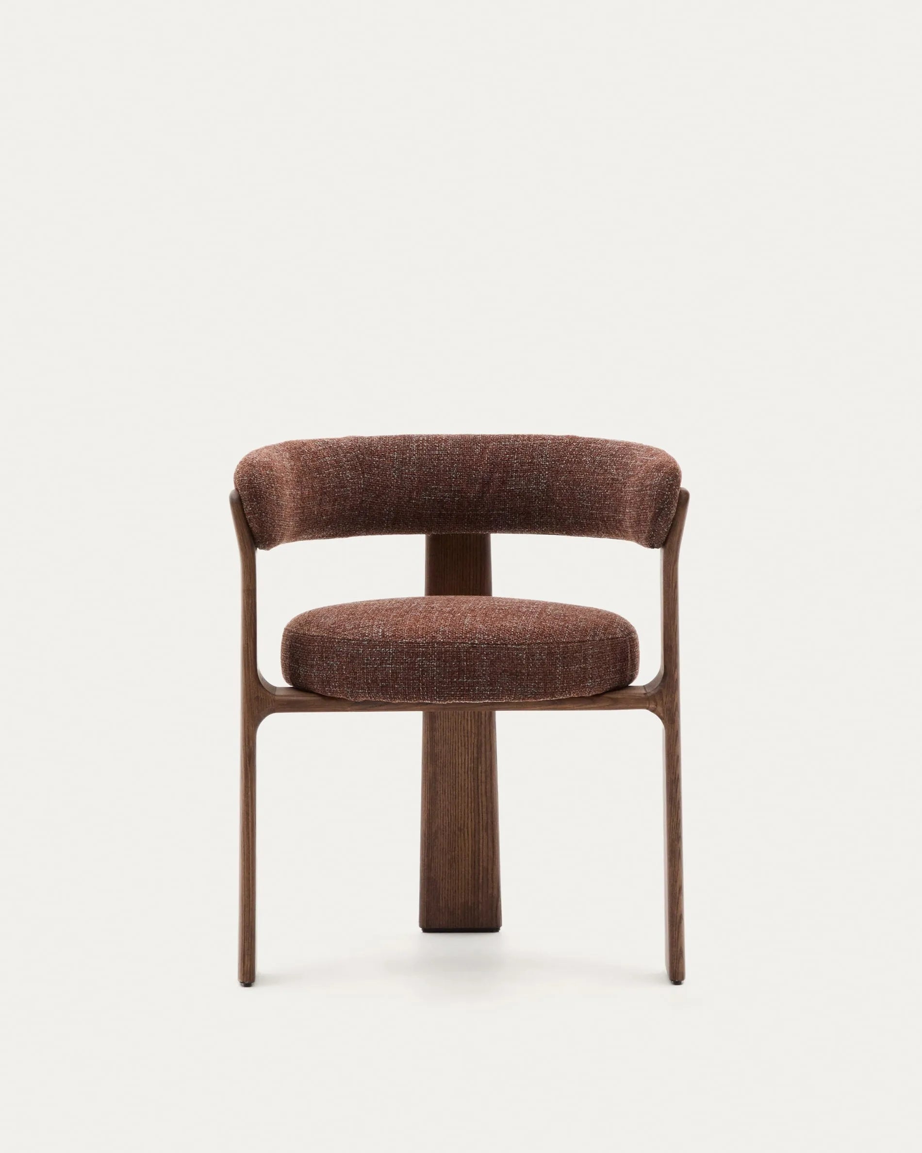 Eleganter Stuhl mit 3 Beinen, brauner Chenille-Polsterung und FSC-zertifiziertem Eschenholz in Walnuss-Finish, modern und umweltfreundlich.