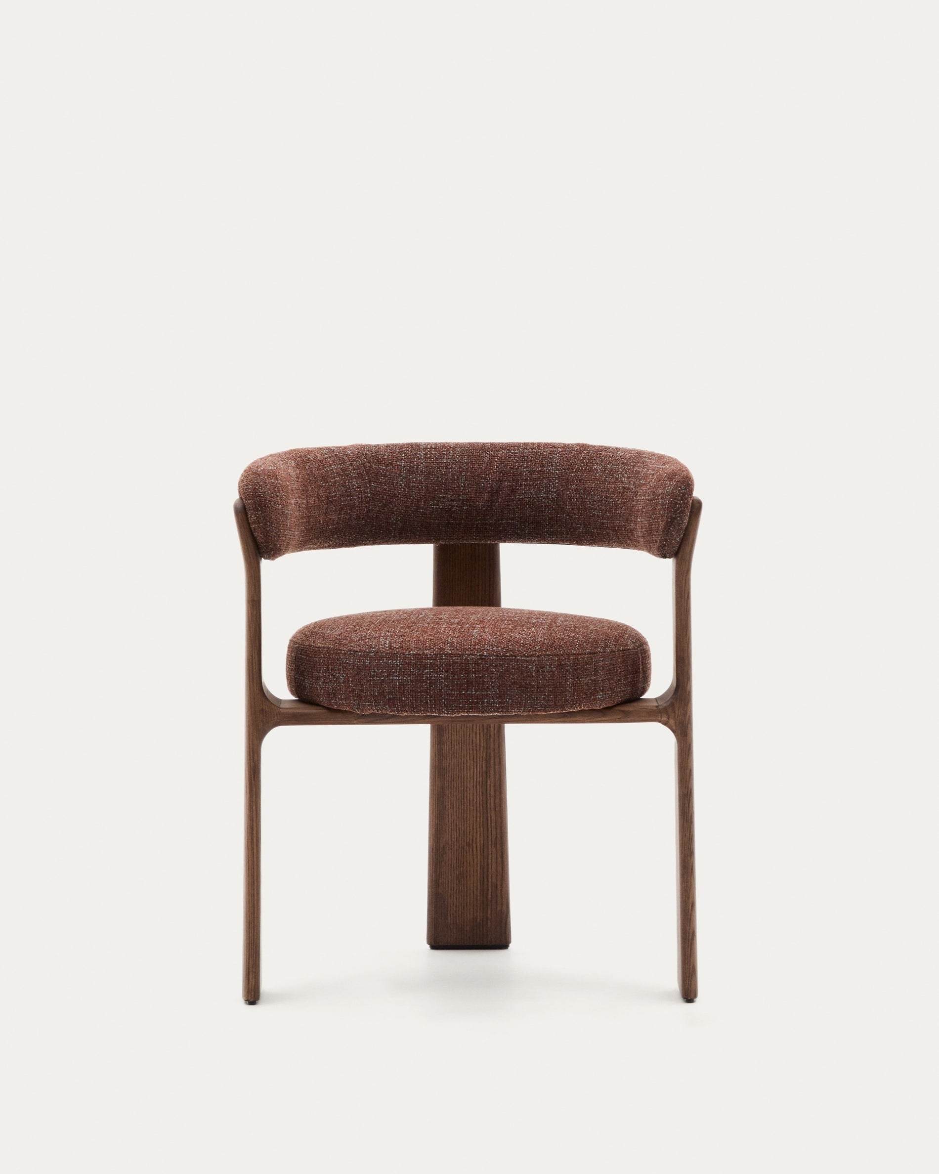 Eleganter Stuhl mit 3 Beinen, brauner Chenille-Polsterung und FSC-zertifiziertem Eschenholz in Walnuss-Finish, modern und umweltfreundlich.