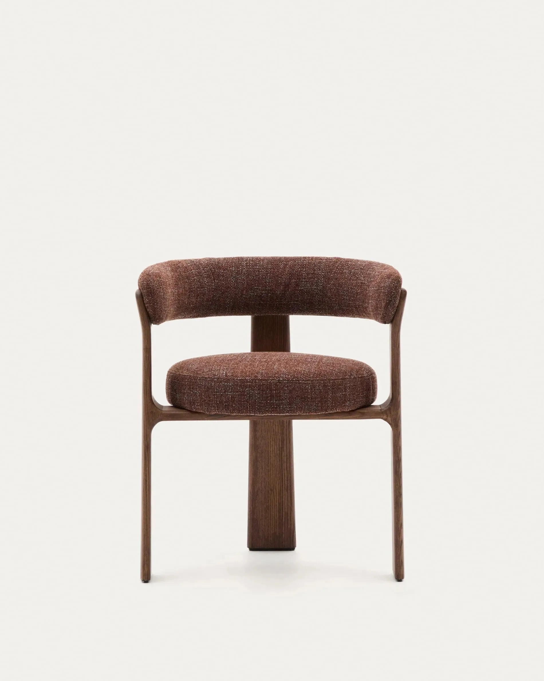 Moderner 3-beiniger Stuhl mit brauner Chenille-Polsterung und FSC-zertifiziertem Eschenholz in Walnuss-Finish, stilvoll und nachhaltig.