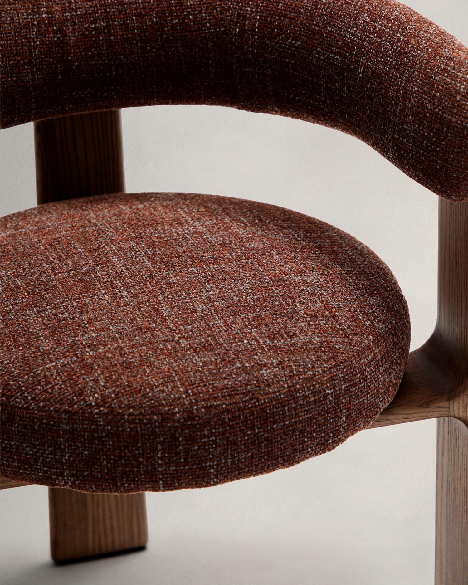 Eleganter Stuhl mit 3 Beinen, brauner Chenille-Polsterung und FSC-zertifiziertem Eschenholz in Walnuss-Finish, modern und umweltfreundlich.