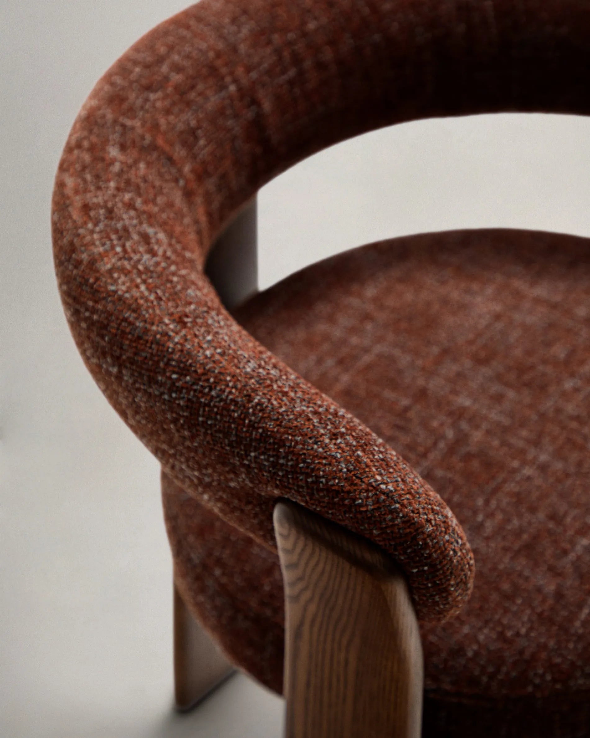 Eleganter Stuhl mit 3 Beinen, brauner Chenille-Polsterung und FSC-zertifiziertem Eschenholz in Walnuss-Finish, modern und umweltfreundlich.