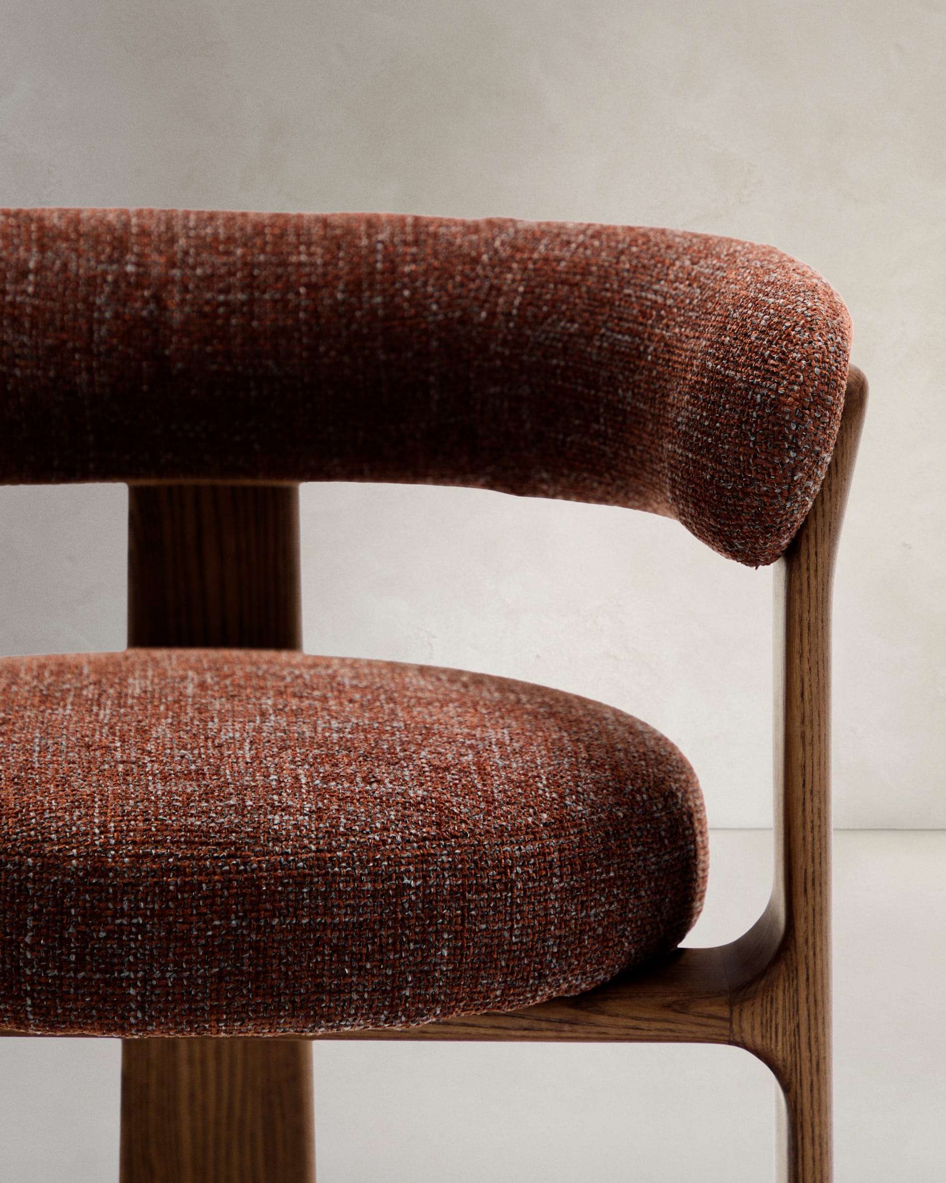 Eleganter Stuhl mit 3 Beinen, brauner Chenille-Polsterung und FSC-zertifiziertem Eschenholz in Walnuss-Finish, modern und umweltfreundlich.