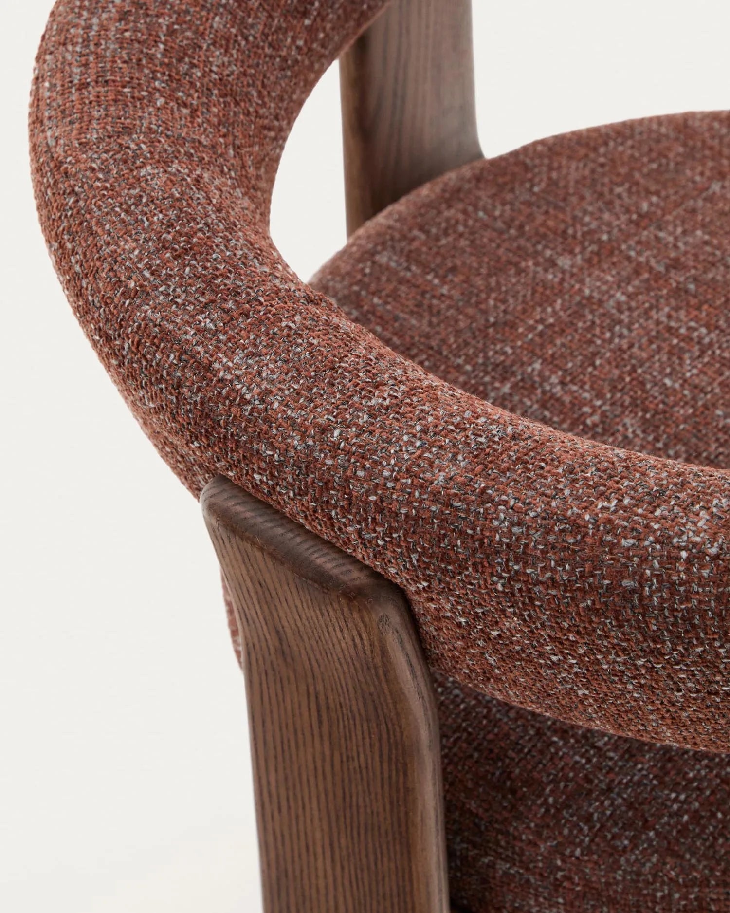 Moderner 3-beiniger Stuhl mit brauner Chenille-Polsterung und FSC-zertifiziertem Eschenholz in Walnuss-Finish, stilvoll und nachhaltig.