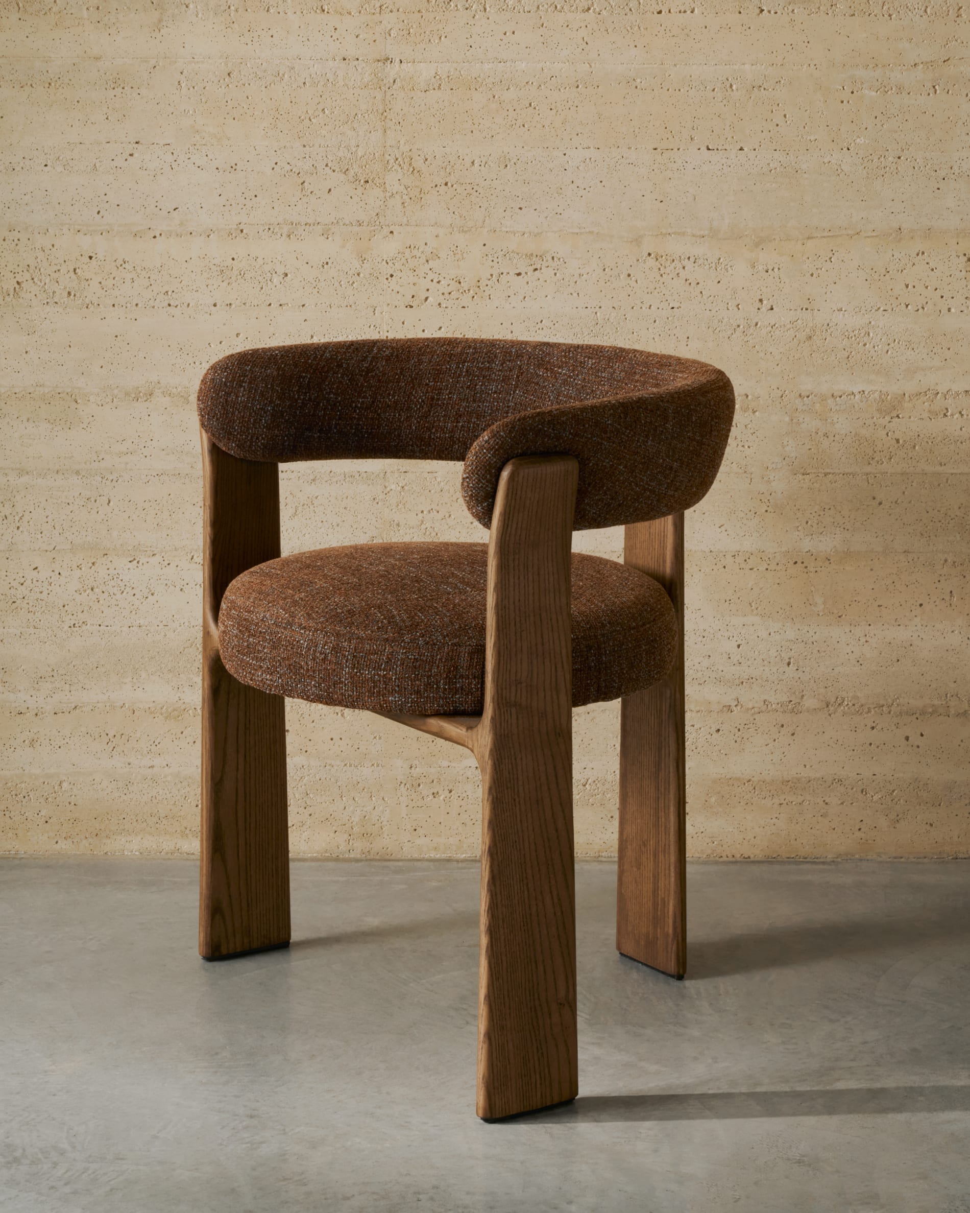 Moderner 3-beiniger Stuhl mit brauner Chenille-Polsterung und FSC-zertifiziertem Eschenholz in Walnuss-Finish, stilvoll und nachhaltig.