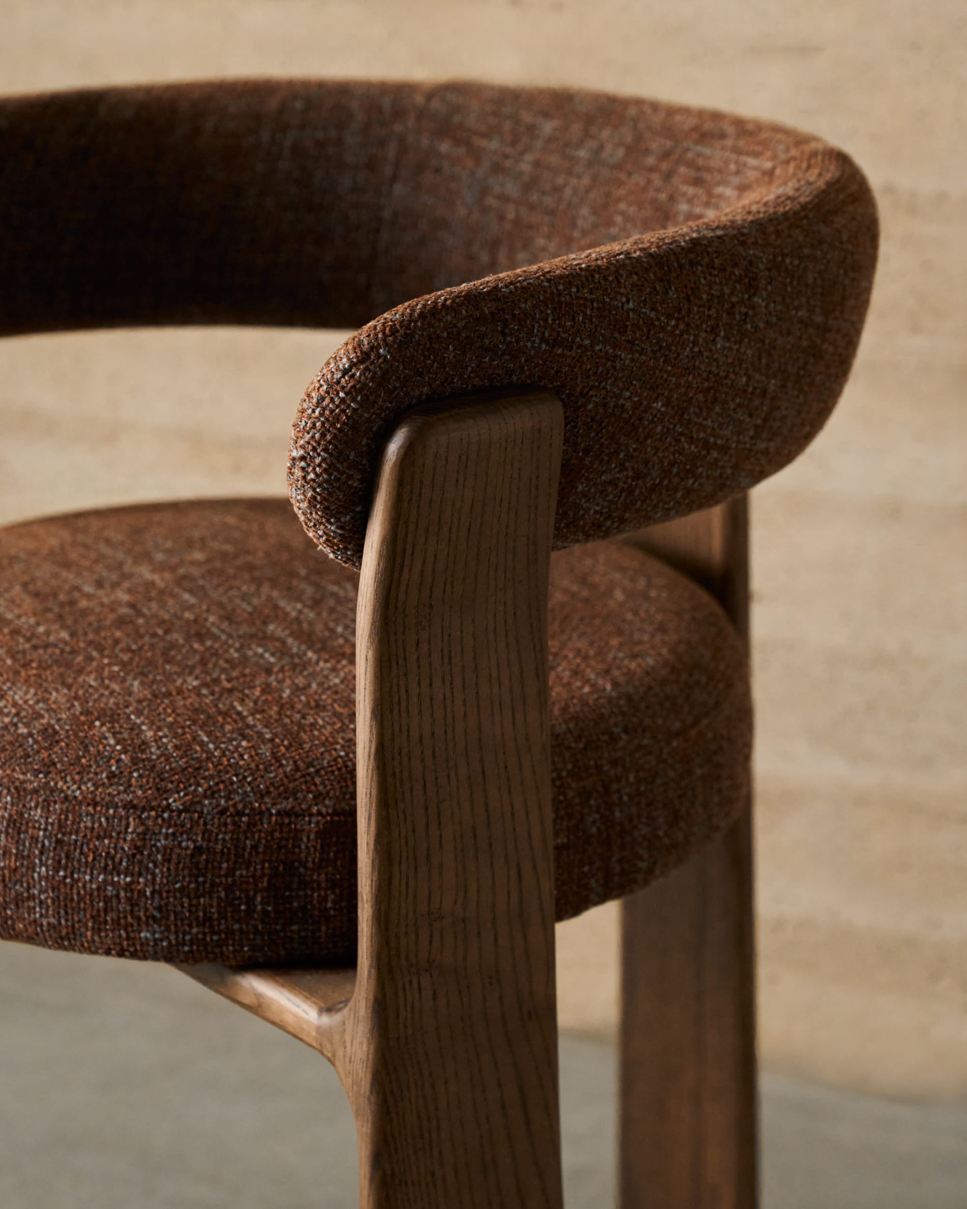 Eleganter Stuhl mit 3 Beinen, brauner Chenille-Polsterung und FSC-zertifiziertem Eschenholz in Walnuss-Finish, modern und umweltfreundlich.
