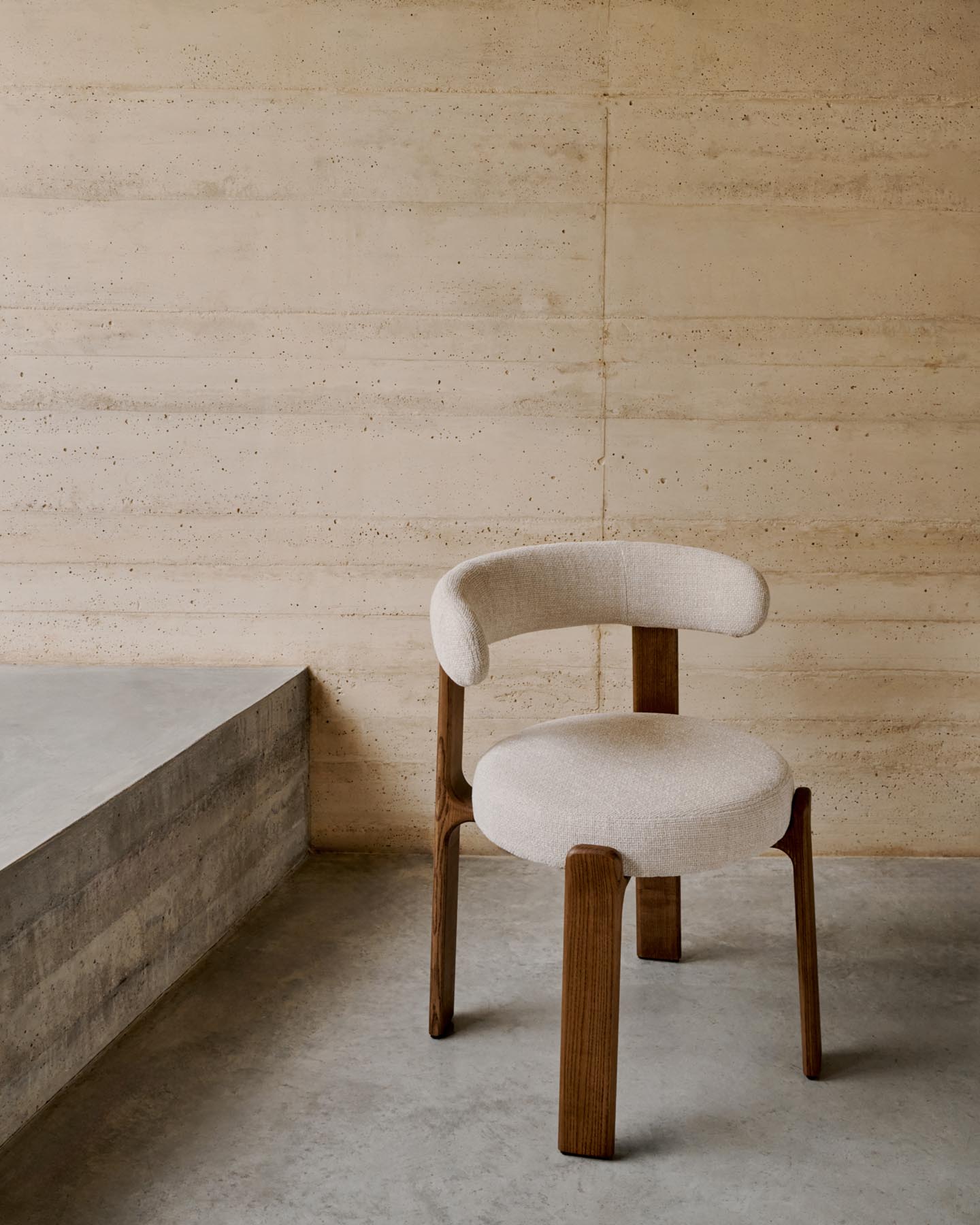 Stuhl Granite, schwer entflammbar, aus beiger Chenille und massivem Eschenholz mit nussbaumfarbenem Finish, FSC 100 % in Beige präsentiert im Onlineshop von KAQTU Design AG. Stuhl mit Armlehne ist von Kave Home