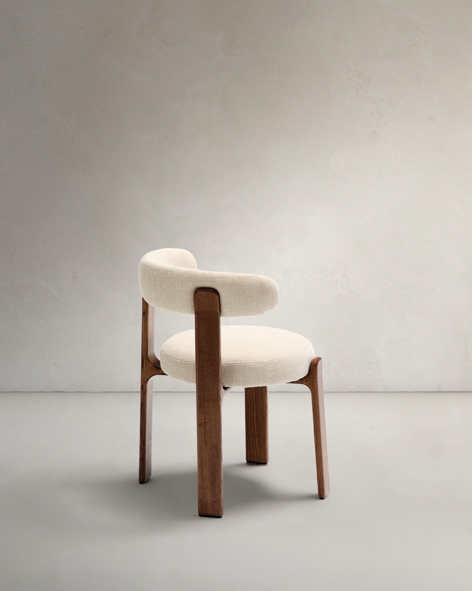 Eleganter Stuhl aus beiger Chenille und FSC-zertifiziertem Eschenholz mit Walnuss-Finish, perfekt für moderne Wohnräume.