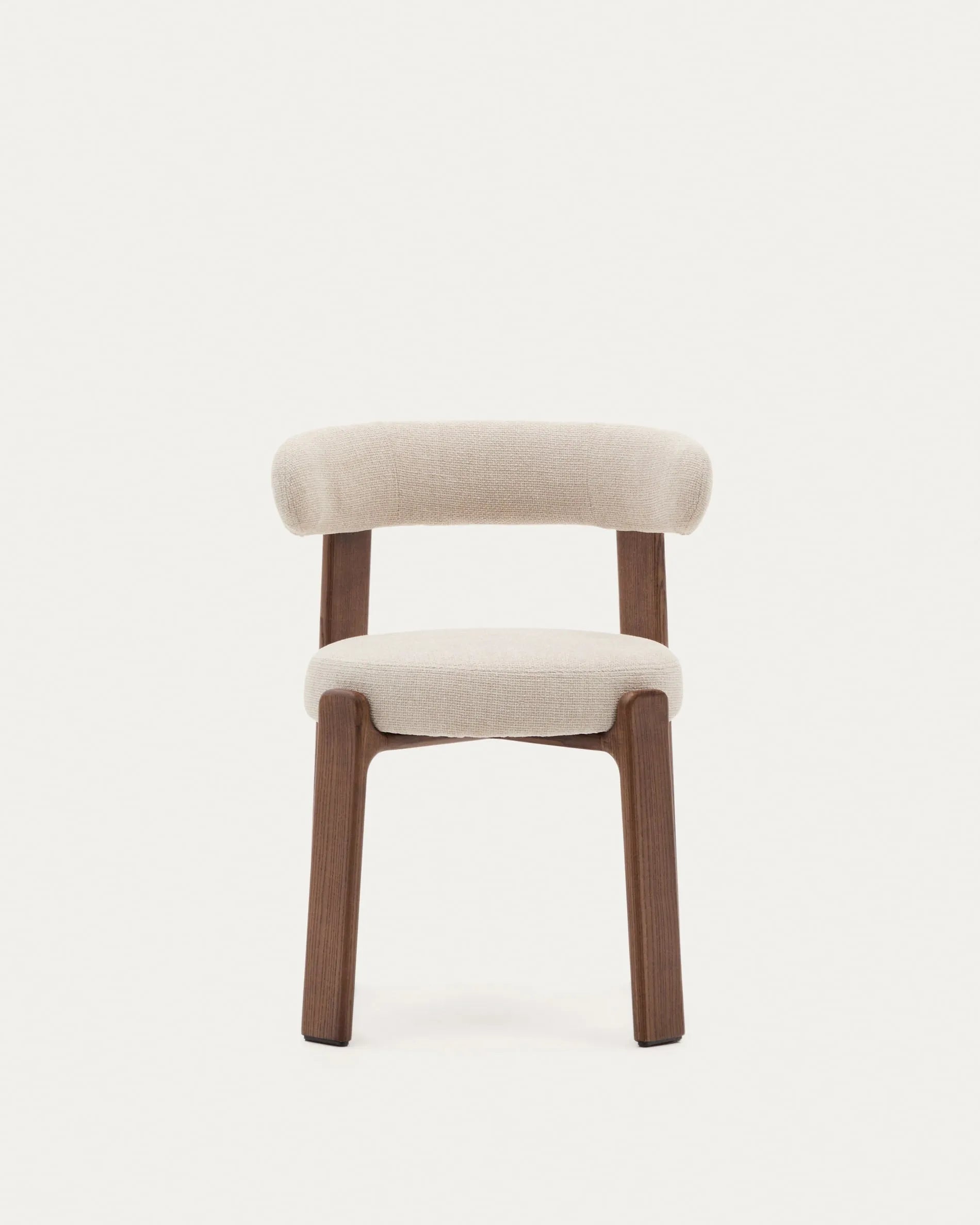 Moderner Stuhl aus beiger Chenille und FSC-zertifiziertem Eschenholz mit Walnuss-Finish, ideal für stilvolle Wohnräume.