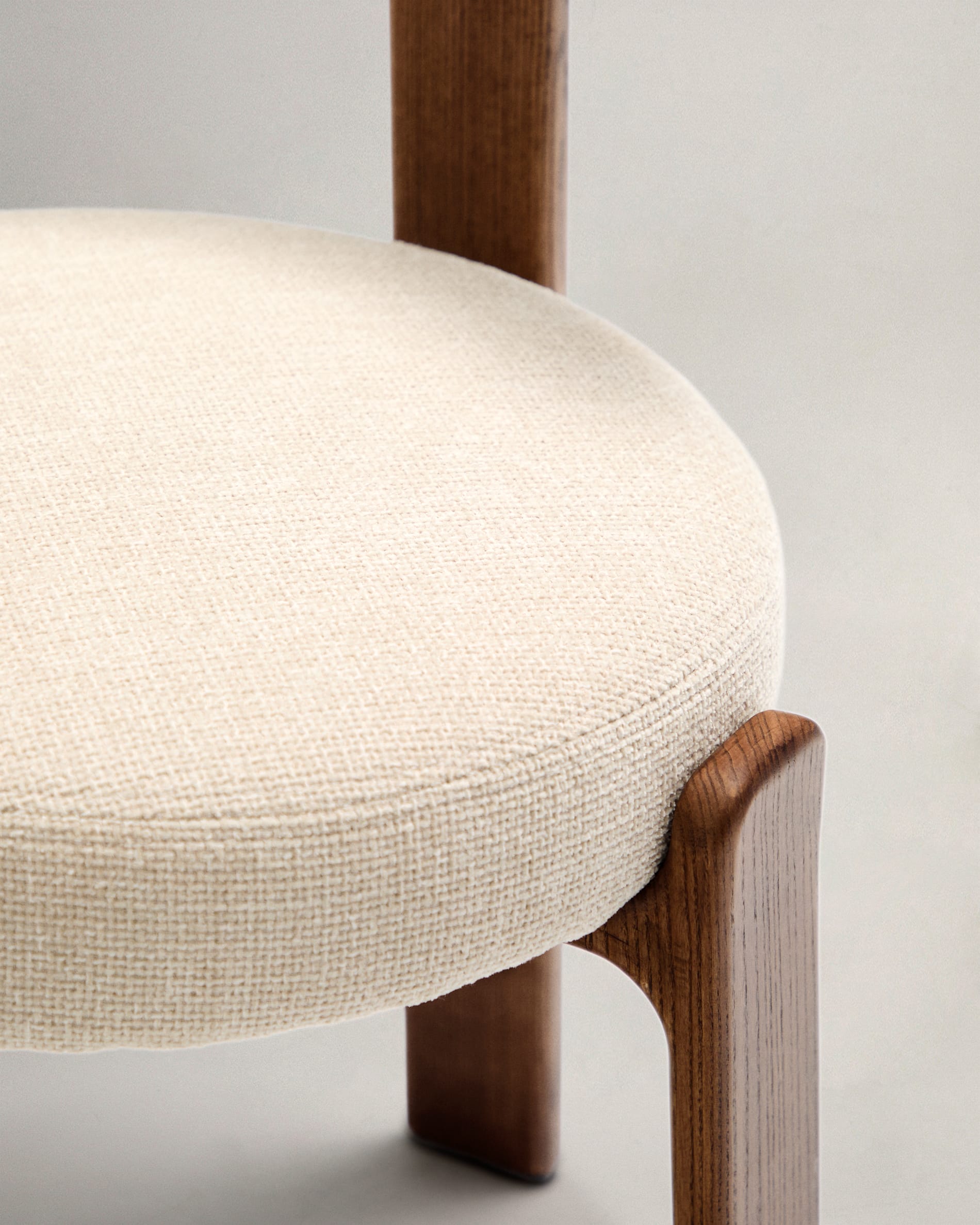 Moderner Stuhl aus beiger Chenille und FSC-zertifiziertem Eschenholz mit Walnuss-Finish, ideal für stilvolle Wohnräume.